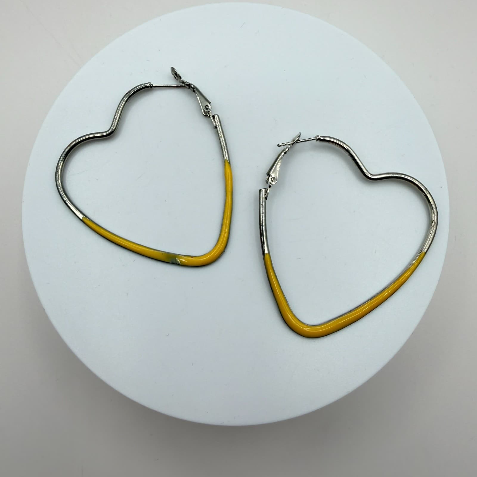 Vintage 90s Silver Tone Black Yellow Enamel Heart Hoop Earrings Women's Jewelry - Thumbnail 3