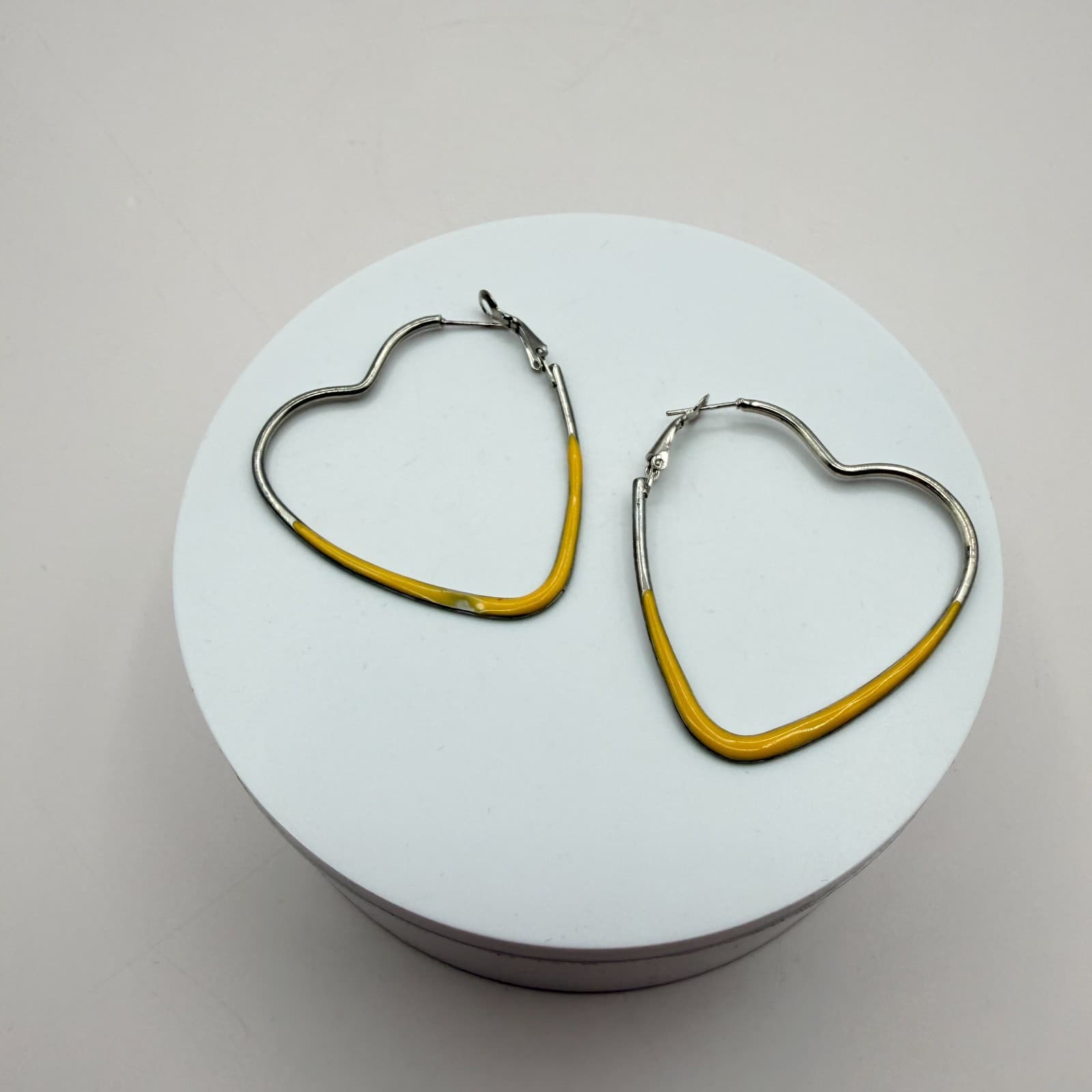 Vintage 90s Silver Tone Black Yellow Enamel Heart Hoop Earrings Women's Jewelry - Thumbnail 6
