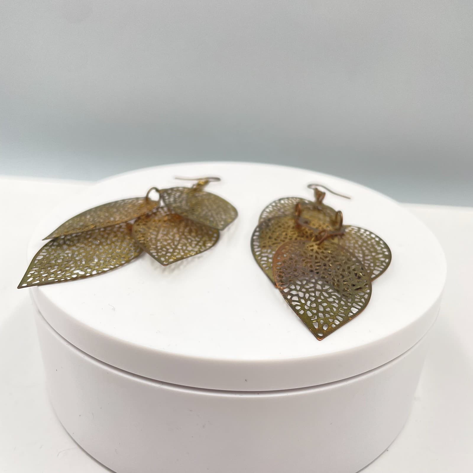 Vintage Gold-Tone Laser-Cut Filigree Cluster Leaf Cascade Dangle Drop Earrings - Thumbnail 6