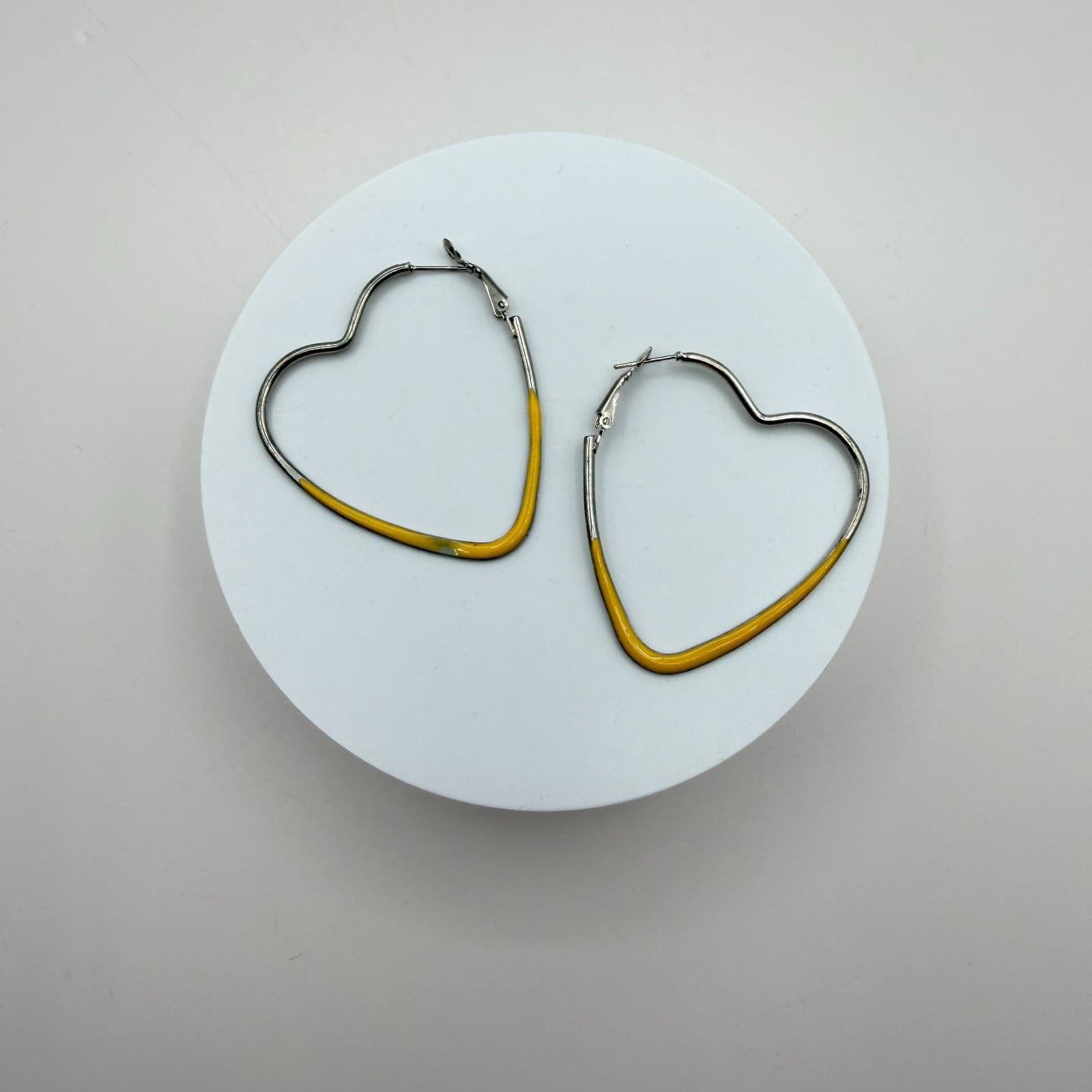 Vintage 90s Silver Tone Black Yellow Enamel Heart Hoop Earrings Women's Jewelry - Thumbnail 2