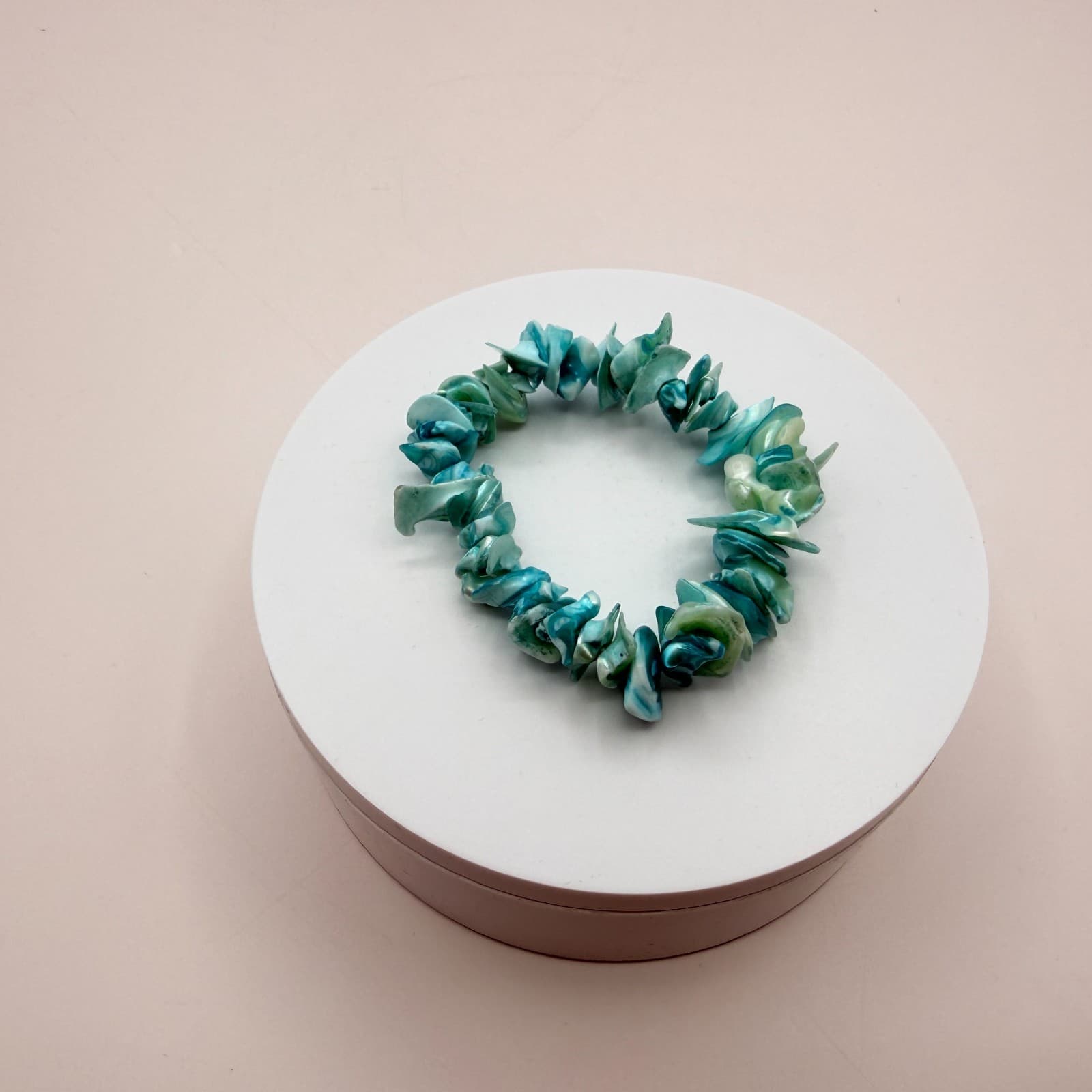 Vintage 90s Mother of Pearl Shell Chip Stretch Bracelet Women's Classic Jewelry - Thumbnail 2