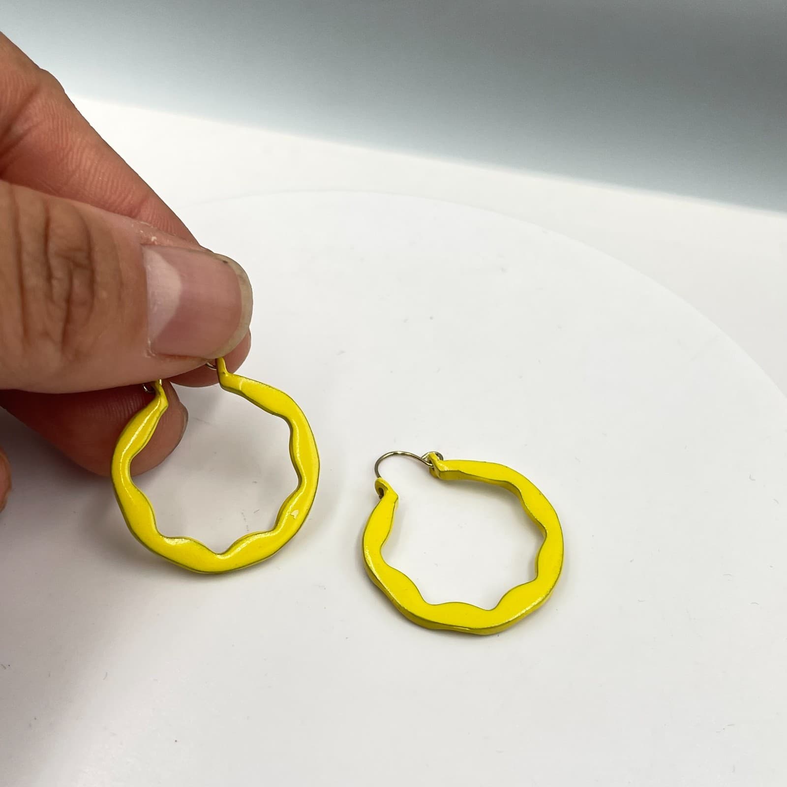 Pop Art Vibrant Yellow Enamel Wavy Edge Scalloped Hoop Hinged Clasp Earrings - Thumbnail 3