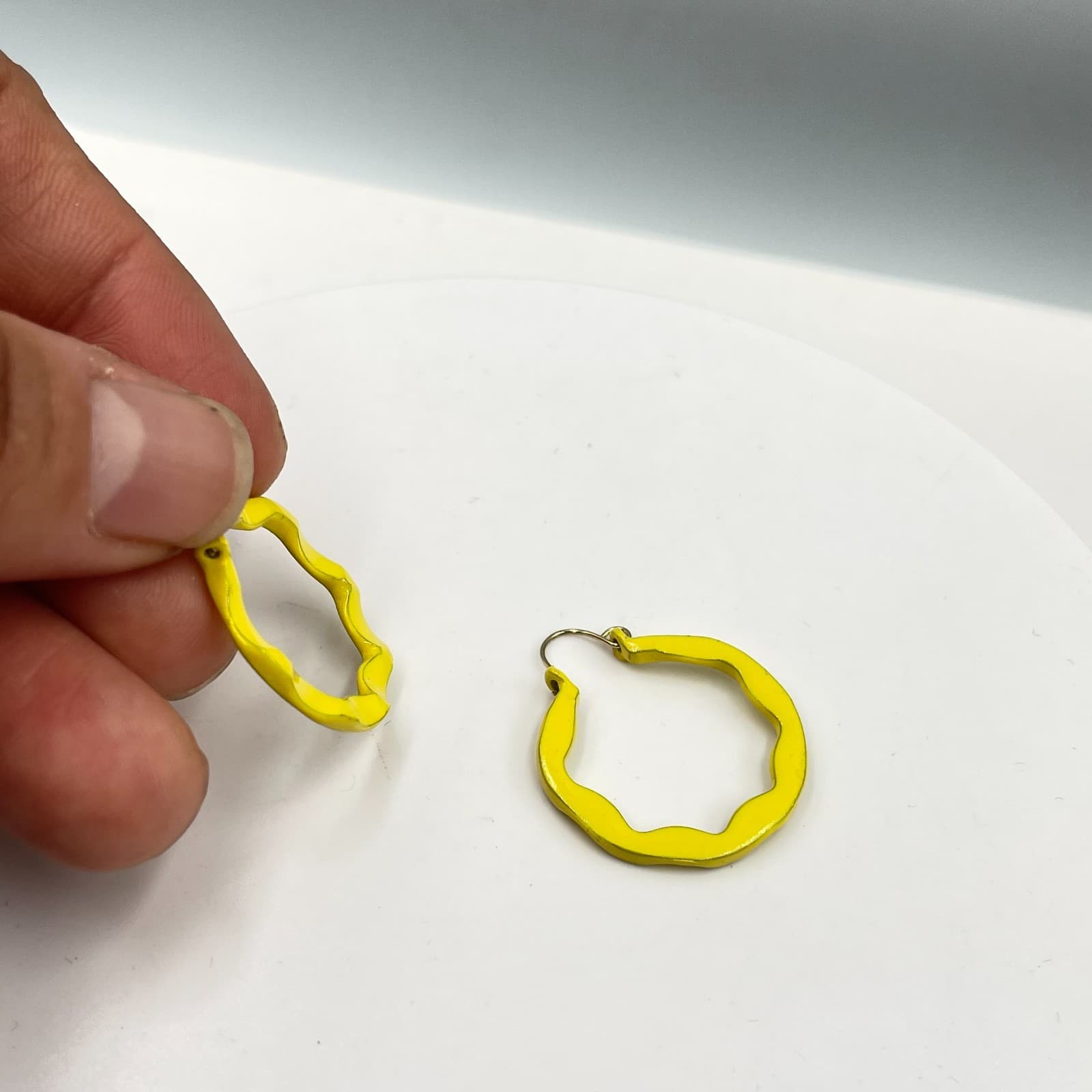 Pop Art Vibrant Yellow Enamel Wavy Edge Scalloped Hoop Hinged Clasp Earrings - Thumbnail 4