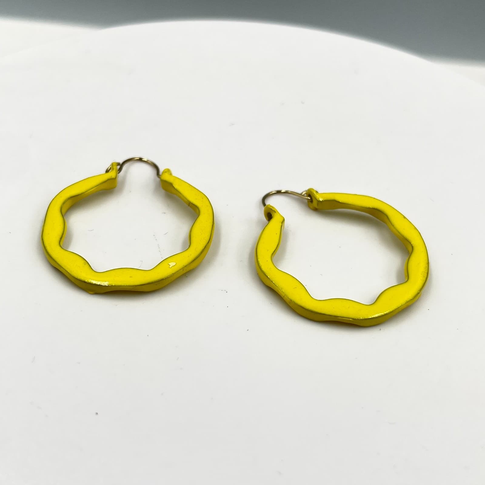 Pop Art Vibrant Yellow Enamel Wavy Edge Scalloped Hoop Hinged Clasp Earrings - Thumbnail 2
