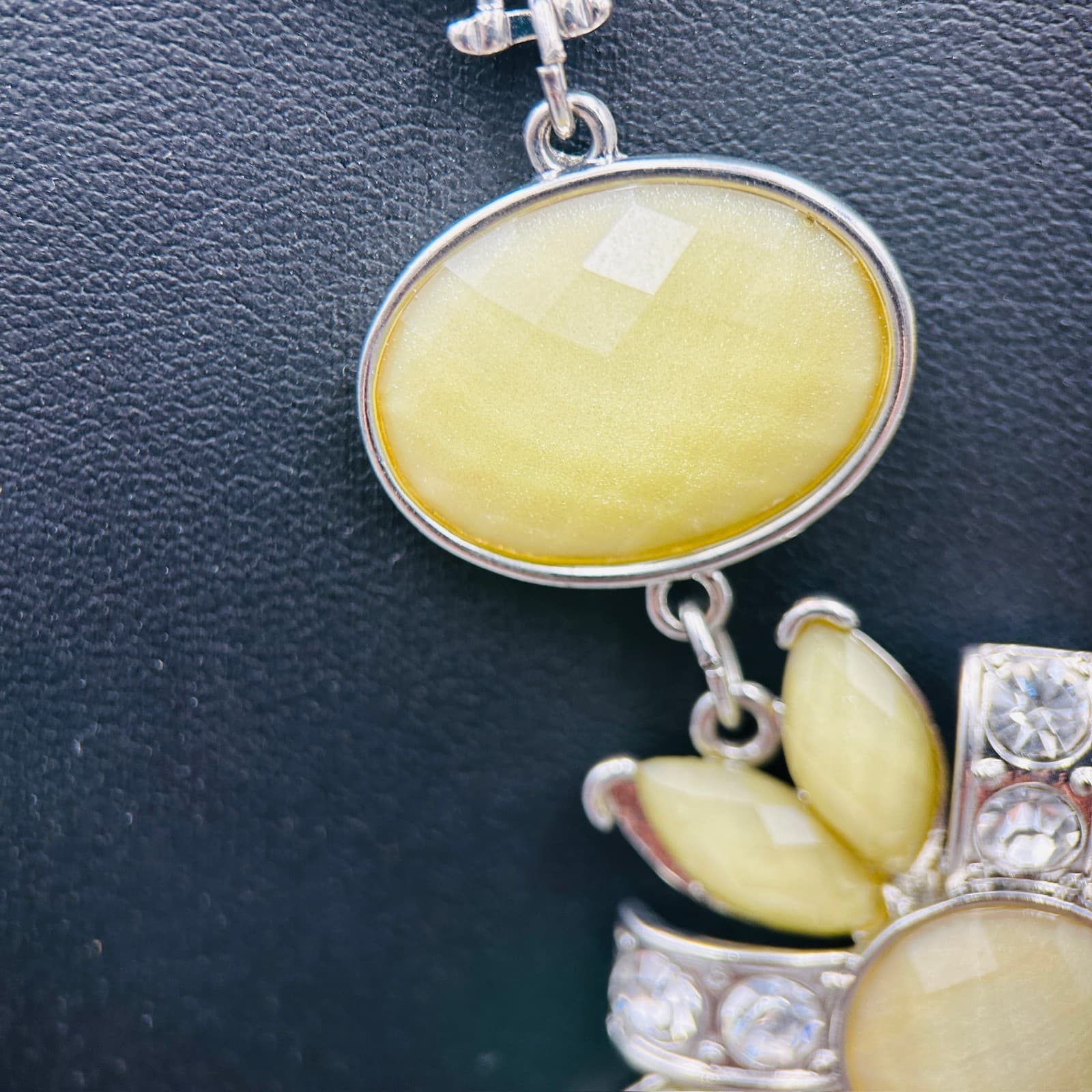 Vintage 90s Yellow Resin Statement Necklace w/ Silver Accents Floral Centerpiece - Thumbnail 4