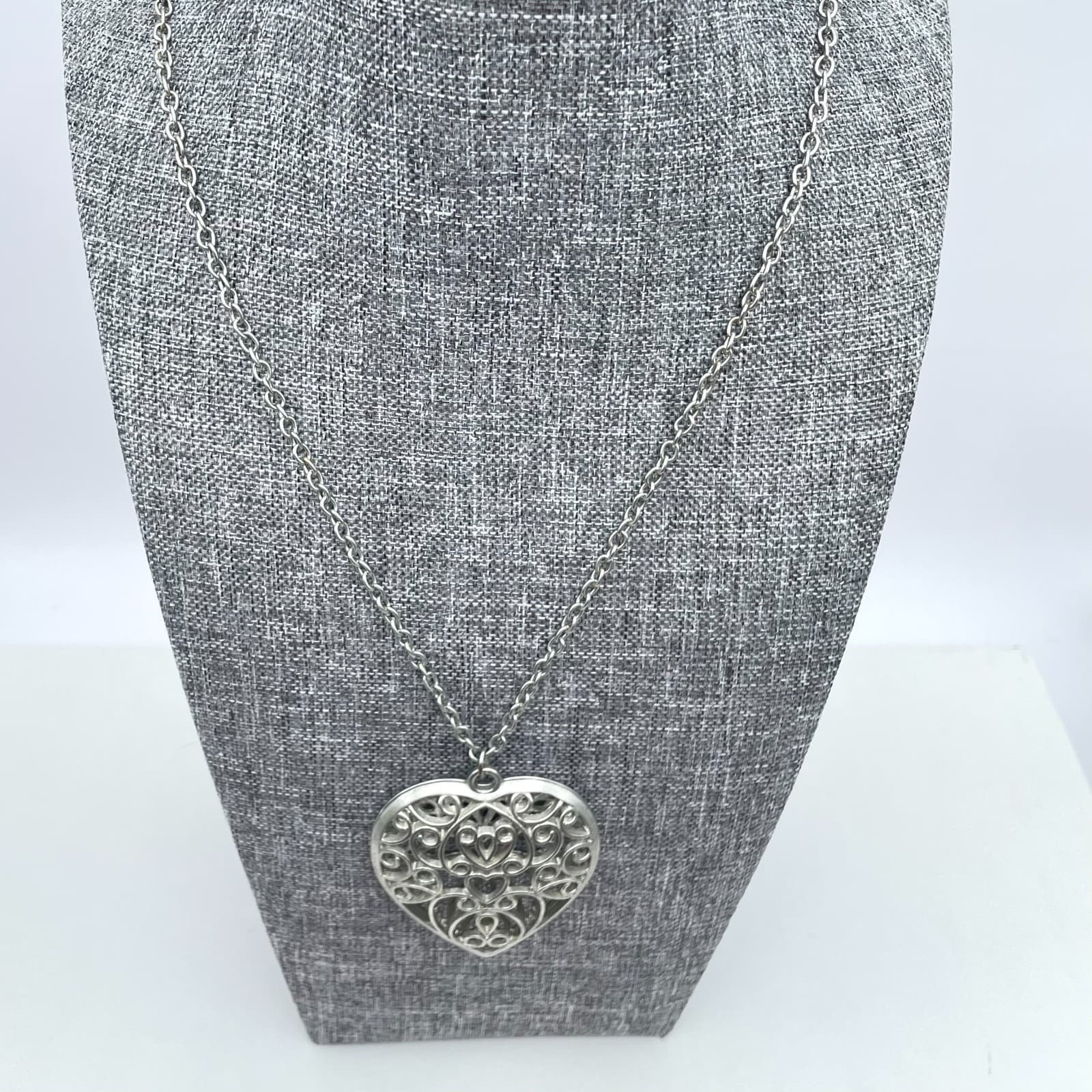 Y2K Silver Tone Filigree Heart Locket Necklace Scroll Design Romantic Pendant - Thumbnail 3