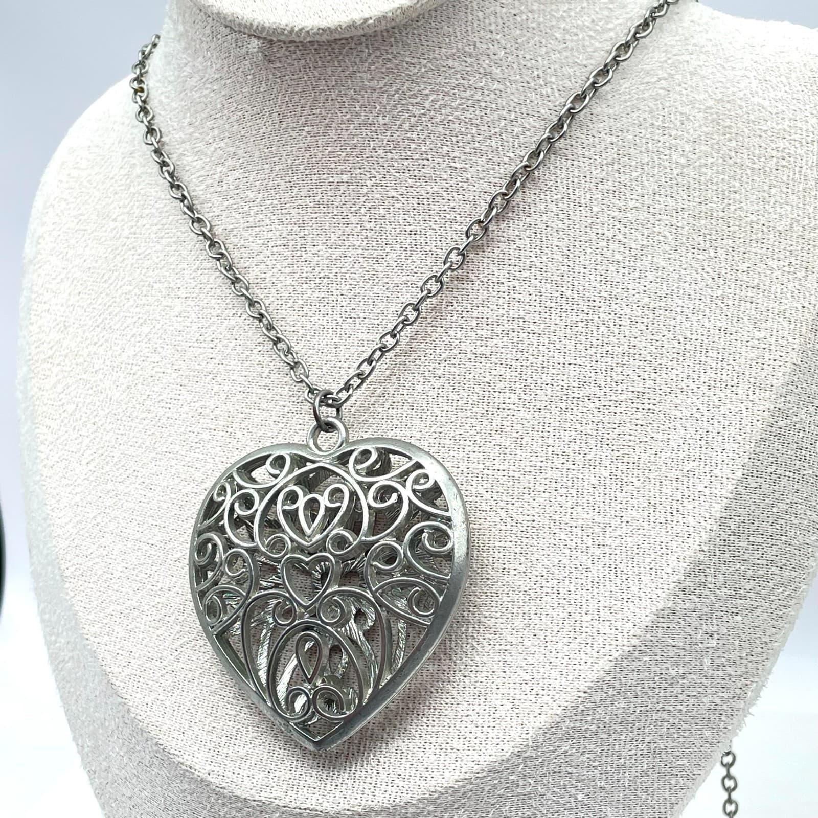 Y2K Silver Tone Filigree Heart Locket Necklace Scroll Design Romantic Pendant - Thumbnail 7