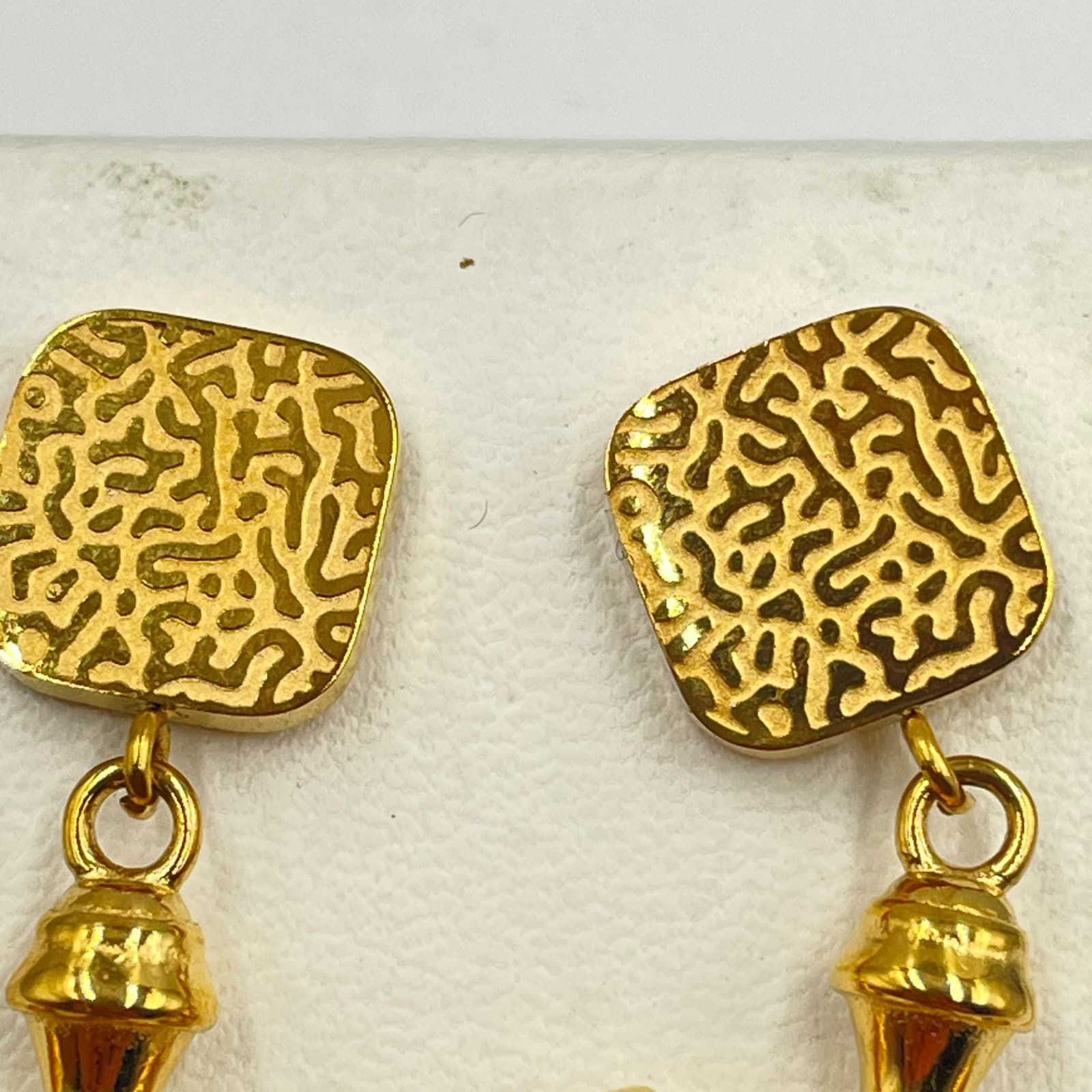 VTG Gold-Tone Classic Tiger Eye Hammered Electroplated Cross Dangle Drop Earring - Thumbnail 2