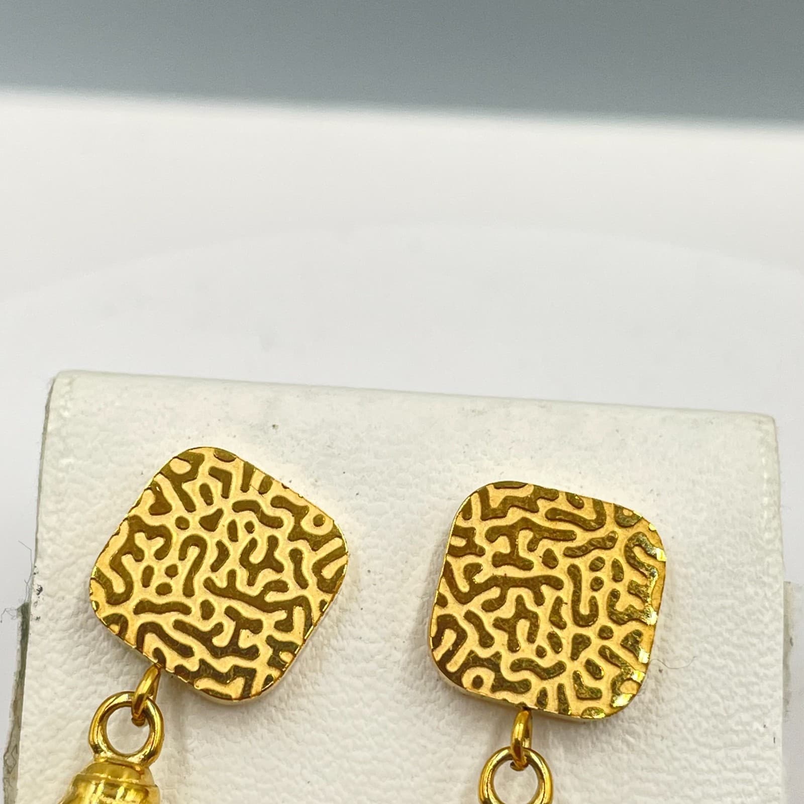 VTG Gold-Tone Green Glass Bead Hammer Electroplated Cross Dangle Drop Earring - Thumbnail 2