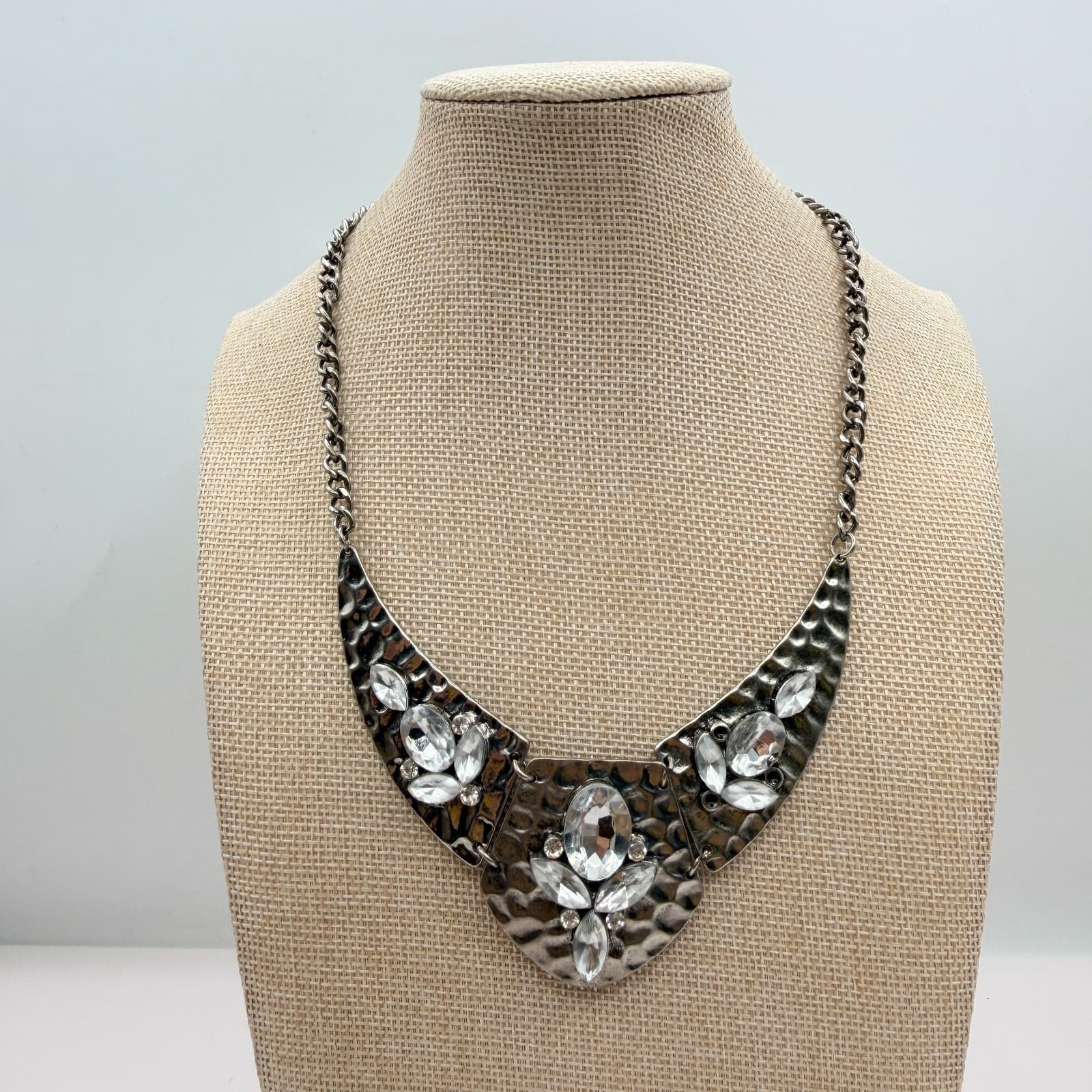 Vintage 90s Justin & Taylor SilverTone Hammered Bib Necklace Clear Glass Jewelry - Thumbnail 7