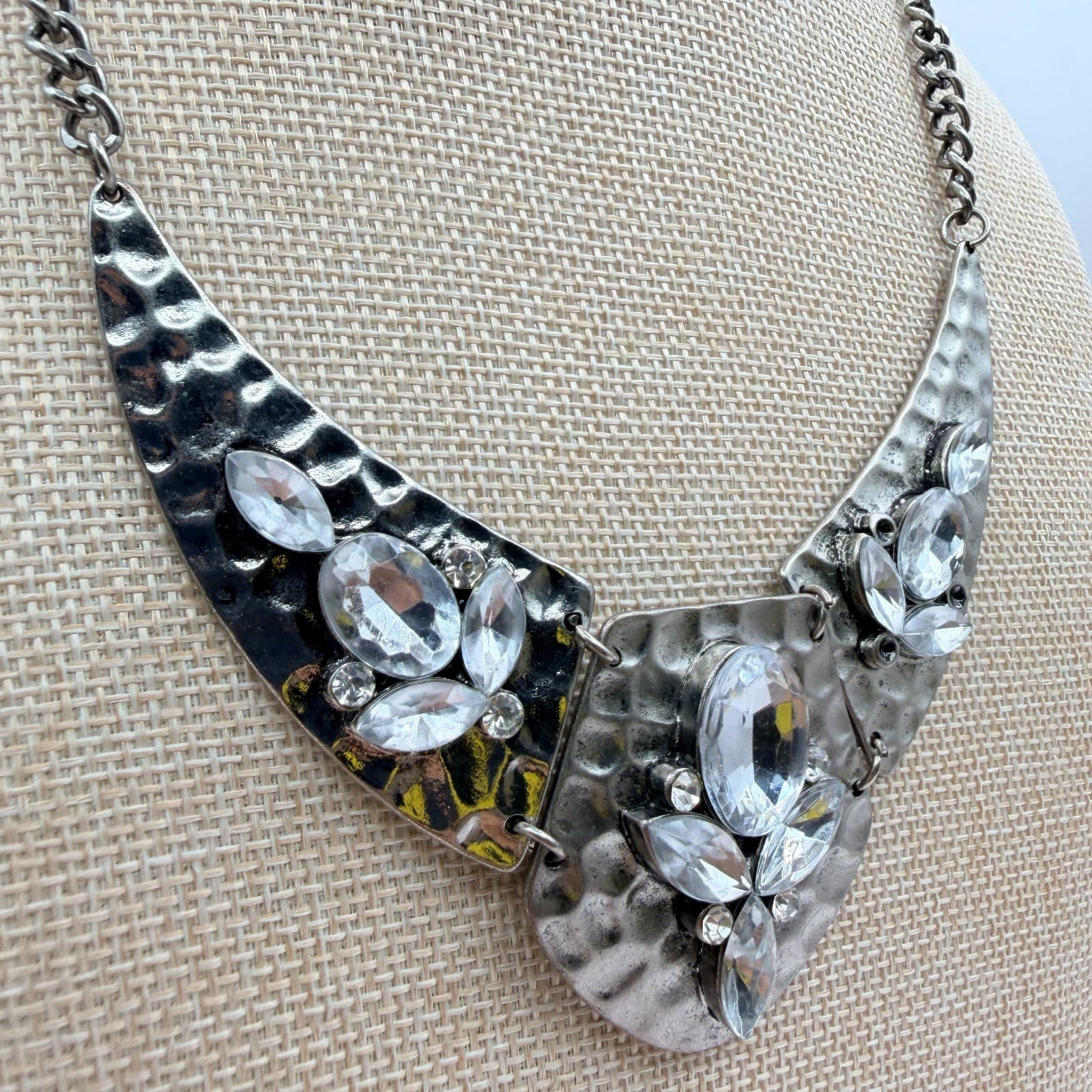 Vintage 90s Justin & Taylor SilverTone Hammered Bib Necklace Clear Glass Jewelry - Thumbnail 4