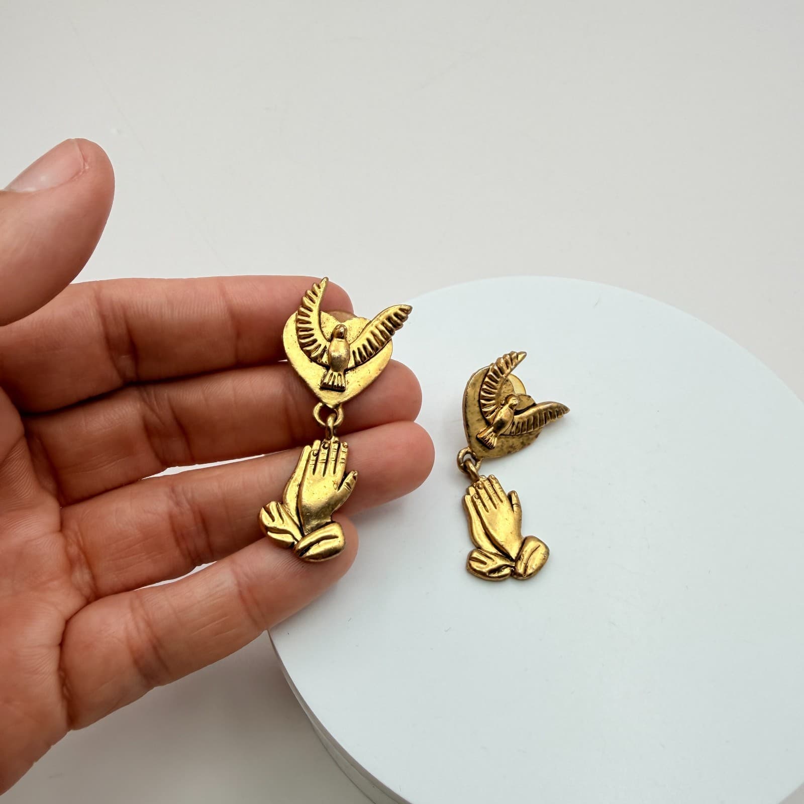 Vintage 80s GoldTone Praying Hands & Dove Dangle Earrings Religious Boho Jewelry - Thumbnail 7