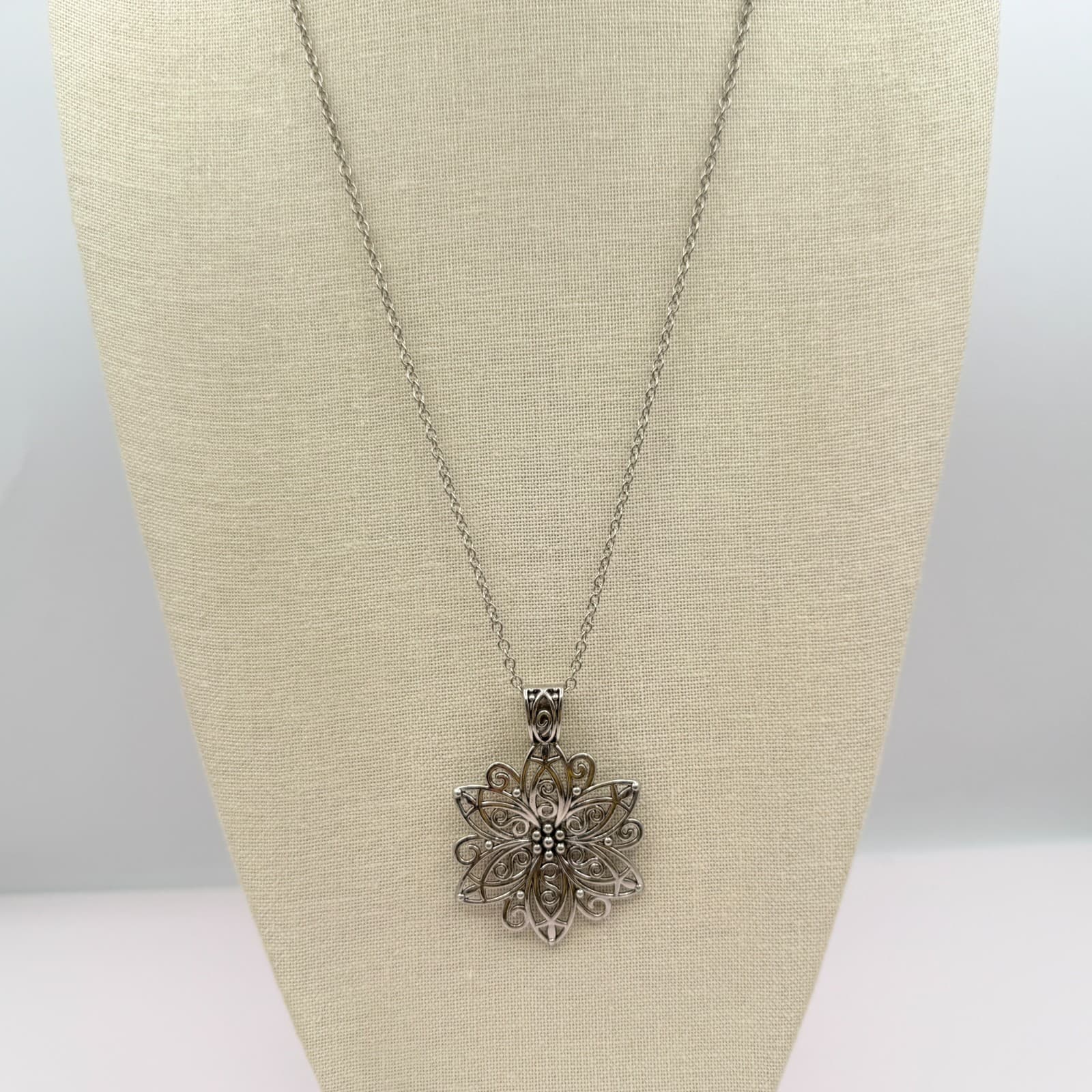Vintage 90s Silver Tone Filigree Flower Pendant Necklace Boho Scroll Mandala - Thumbnail 5