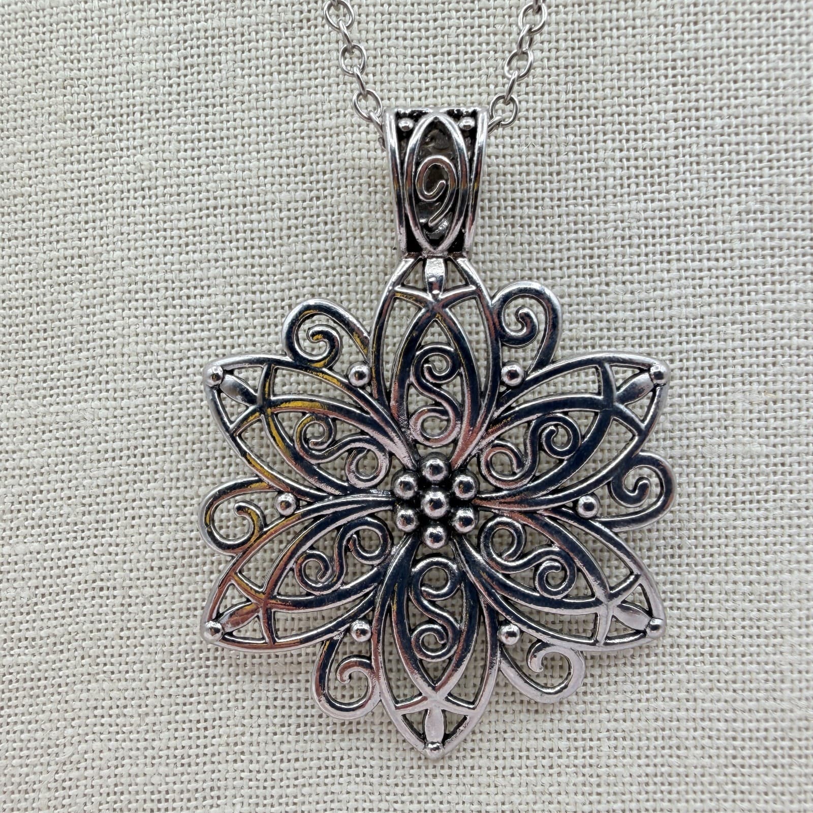 Vintage 90s Silver Tone Filigree Flower Pendant Necklace Boho Scroll Mandala - Thumbnail 3