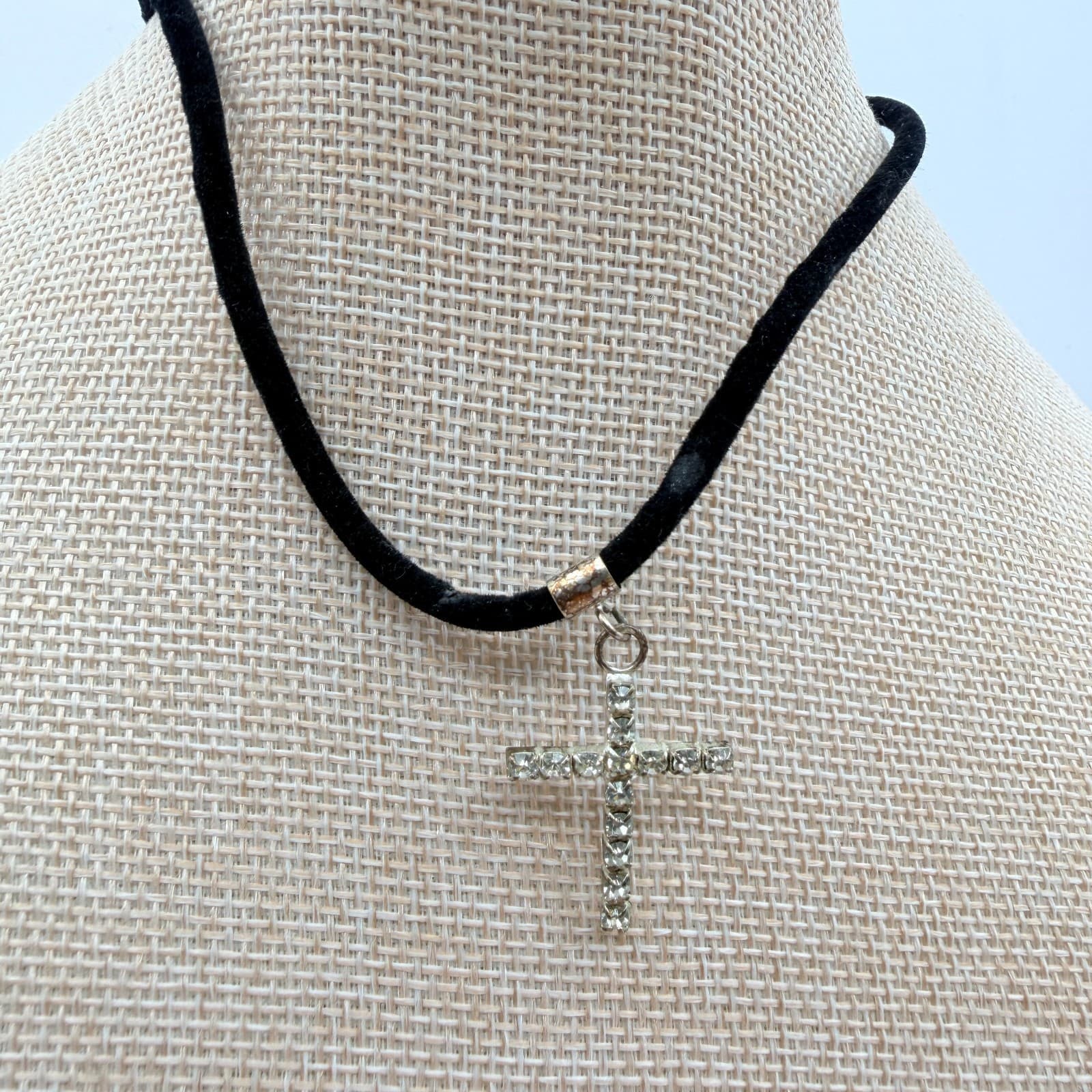 Vintage 90s Silver Tone Clear Glass Cross Pendant Necklace Black Cord Choker - Thumbnail 3