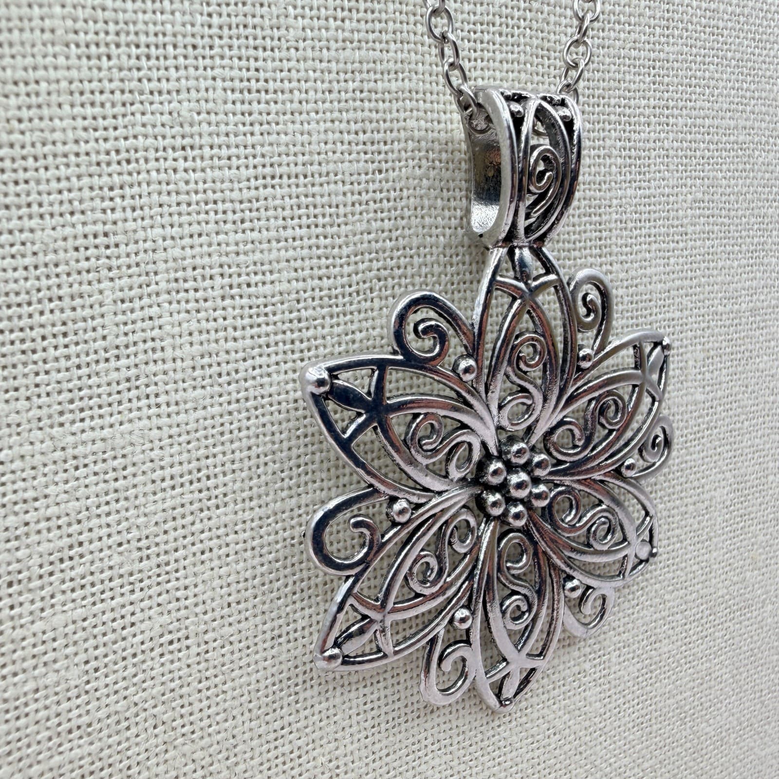 Vintage 90s Silver Tone Filigree Flower Pendant Necklace Boho Scroll Mandala - Thumbnail 4