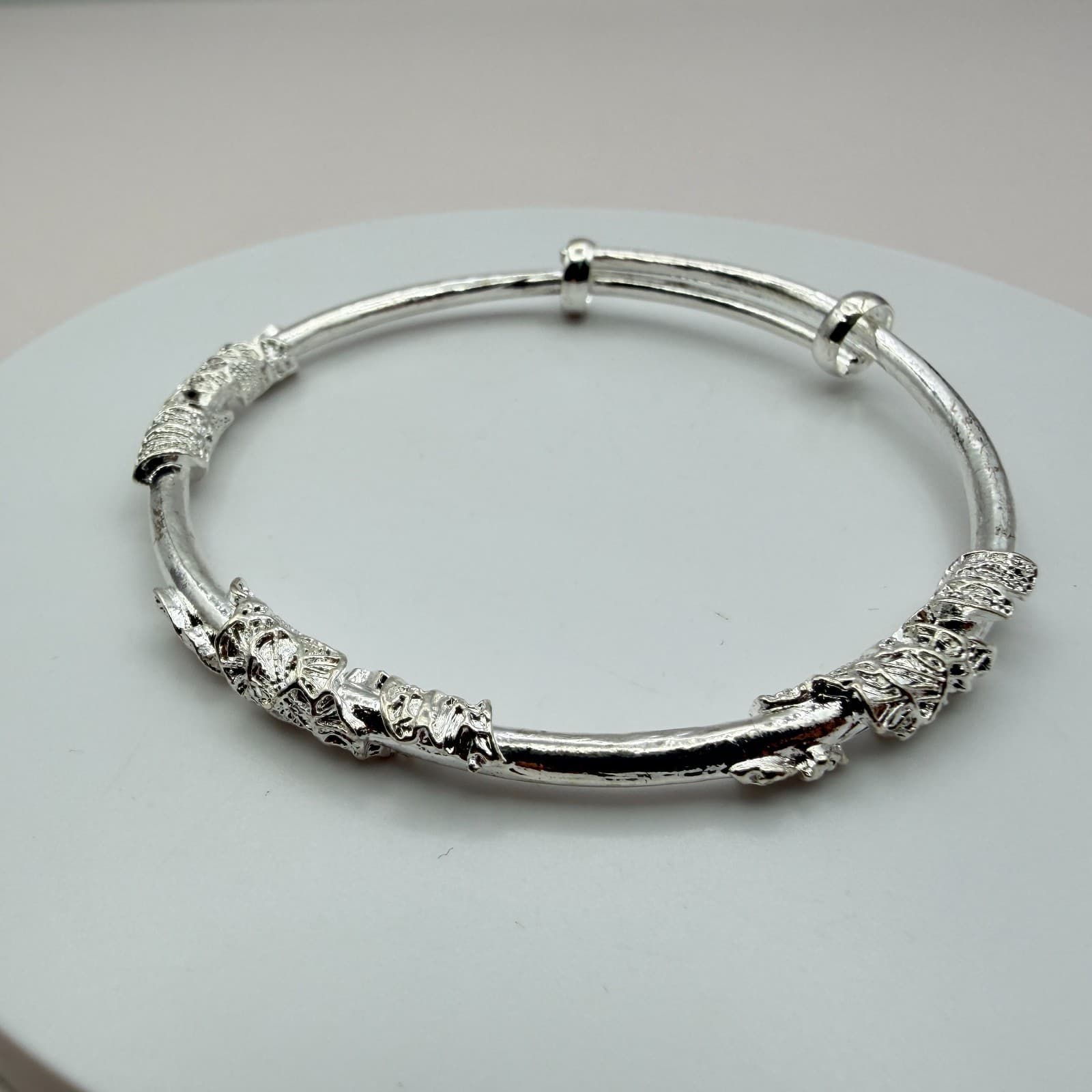 Vintage Y2K Silver Tone Textured Bangle Bracelet Women's Classic Jewelry - Image 1