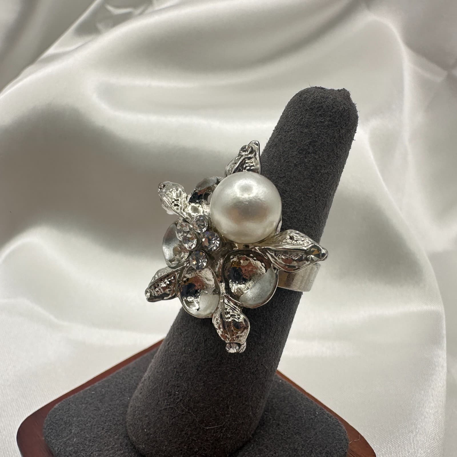 Vintage Y2K Silver Tone Floral Faux Pearl Statement Ring Women's Classic Jewelry - Thumbnail 4