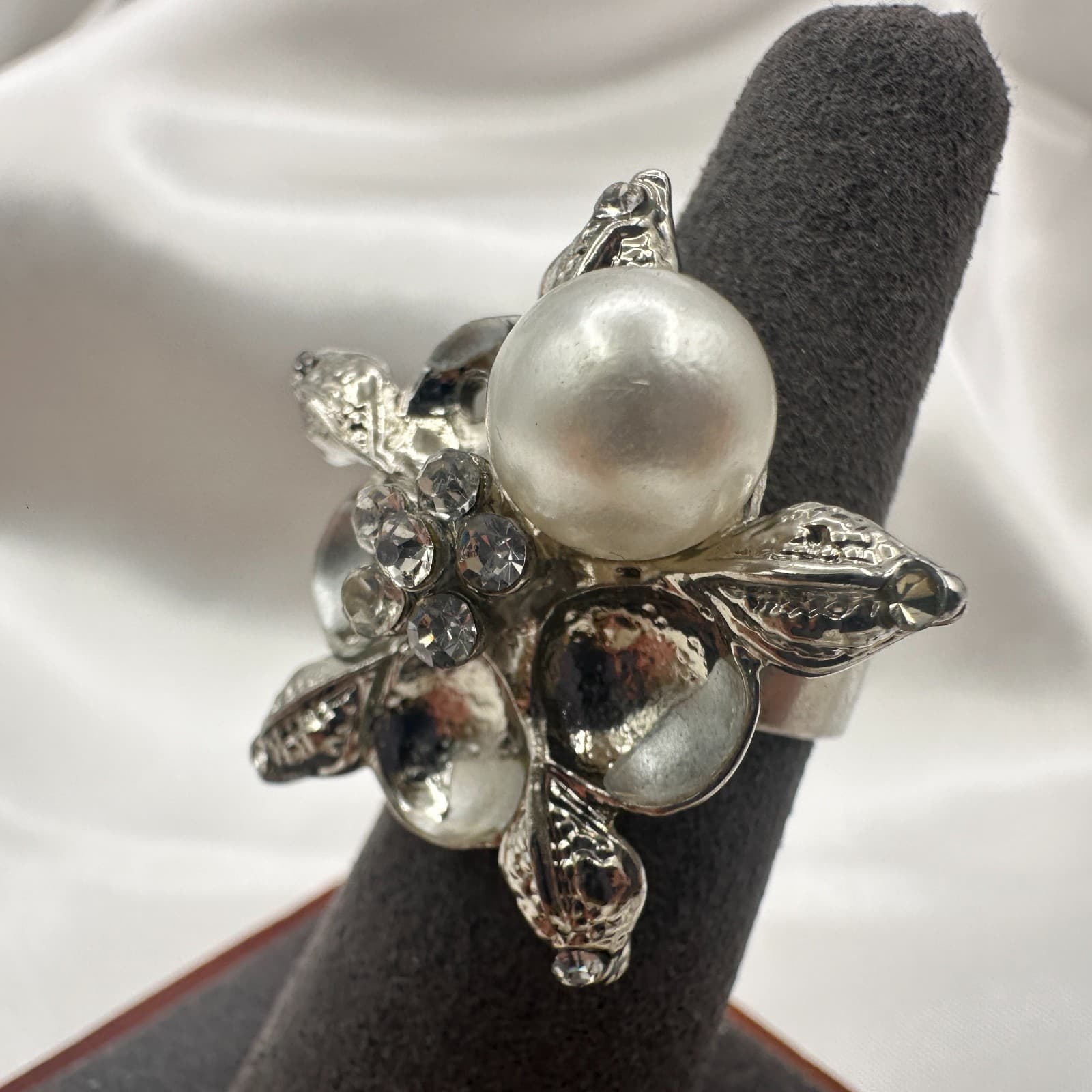 Vintage Y2K Silver Tone Floral Faux Pearl Statement Ring Women's Classic Jewelry - Thumbnail 3