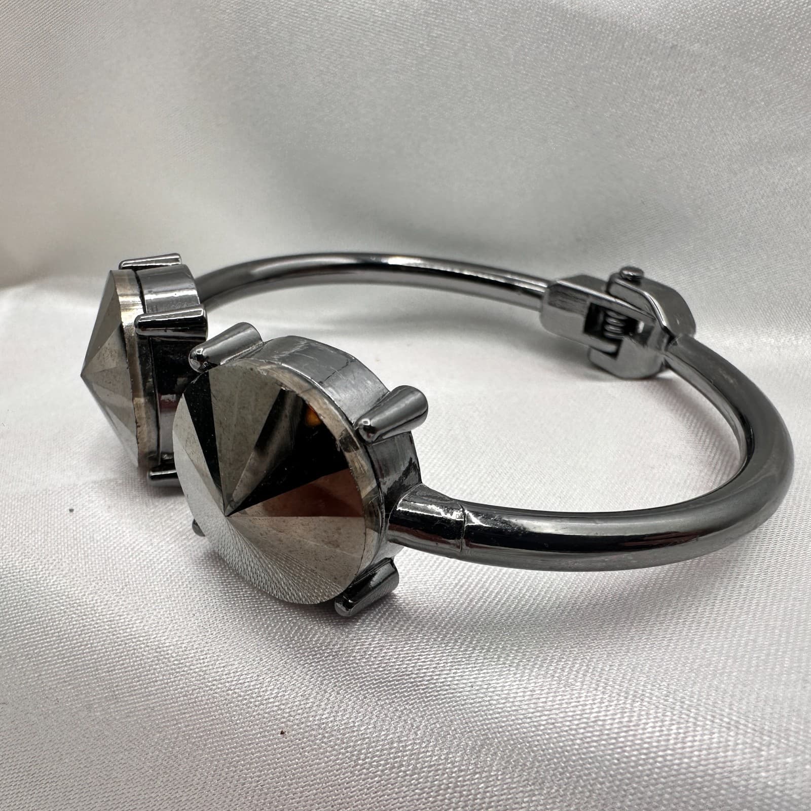 Vintage Y2K Gunmetal Tone Cuff Bracelet Women's Classic Fashion Jewelry - Thumbnail 5