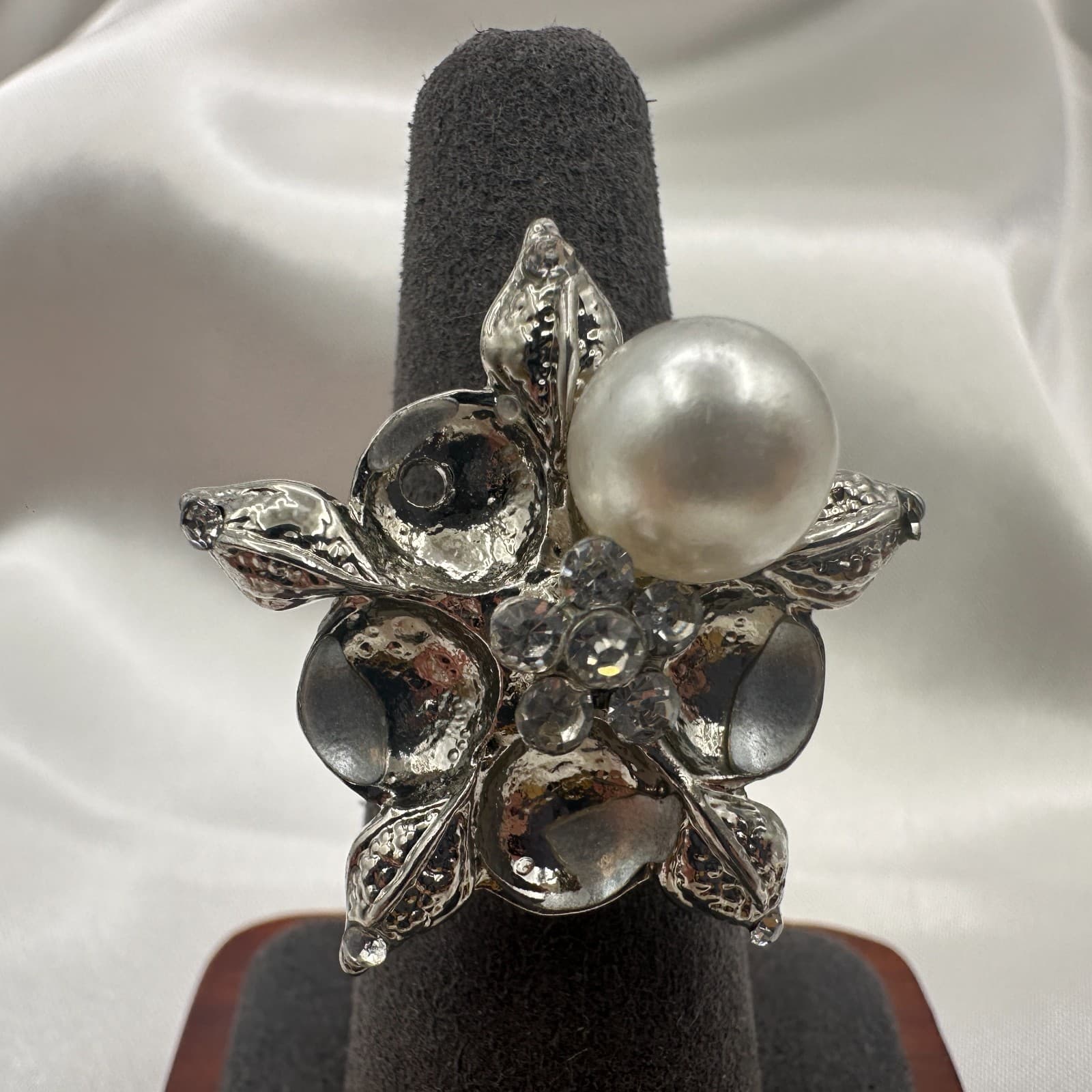 Vintage Y2K Silver Tone Floral Faux Pearl Statement Ring Women's Classic Jewelry - Thumbnail 2