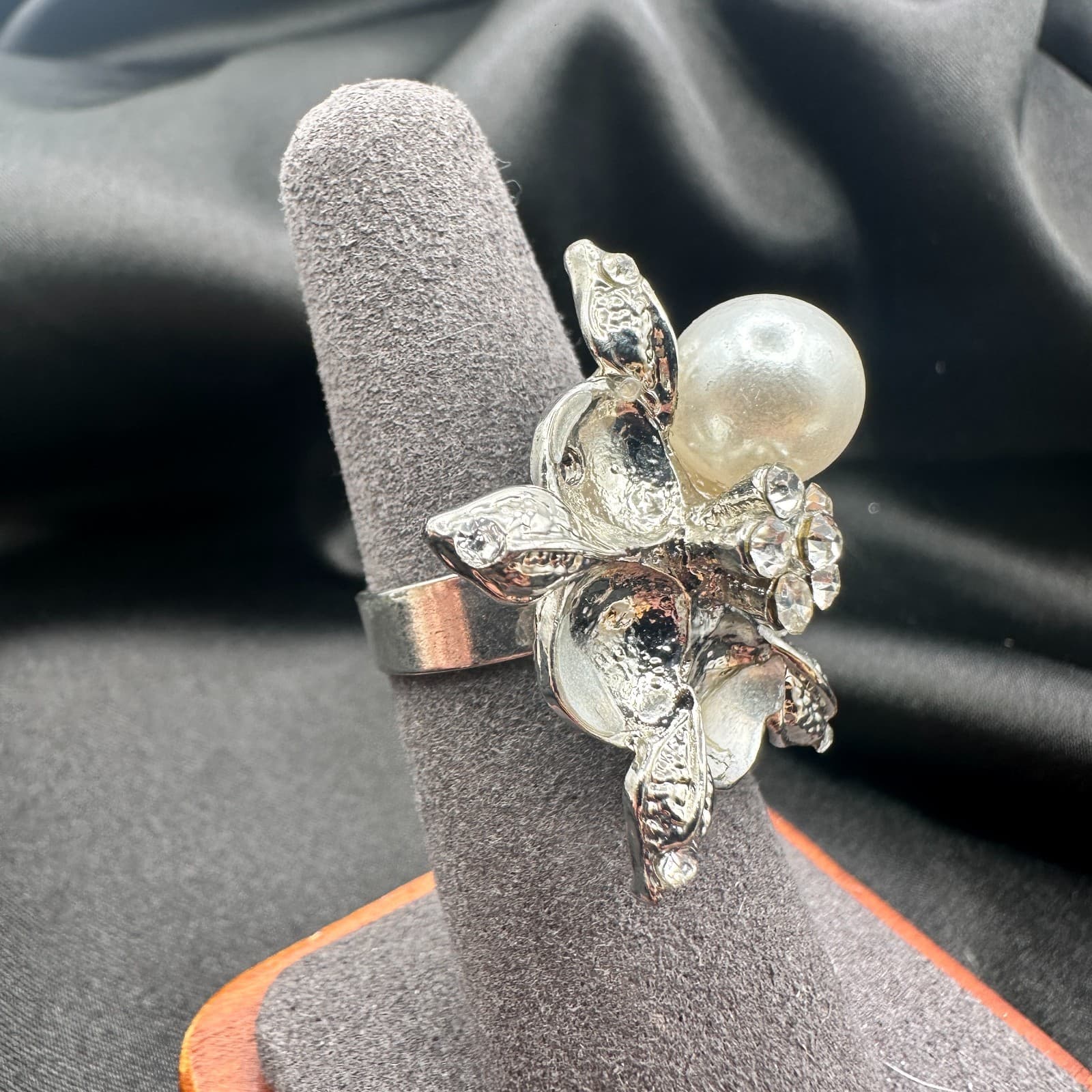Vintage Y2K Silver Tone Floral Faux Pearl Statement Ring Women's Classic Jewelry - Thumbnail 7