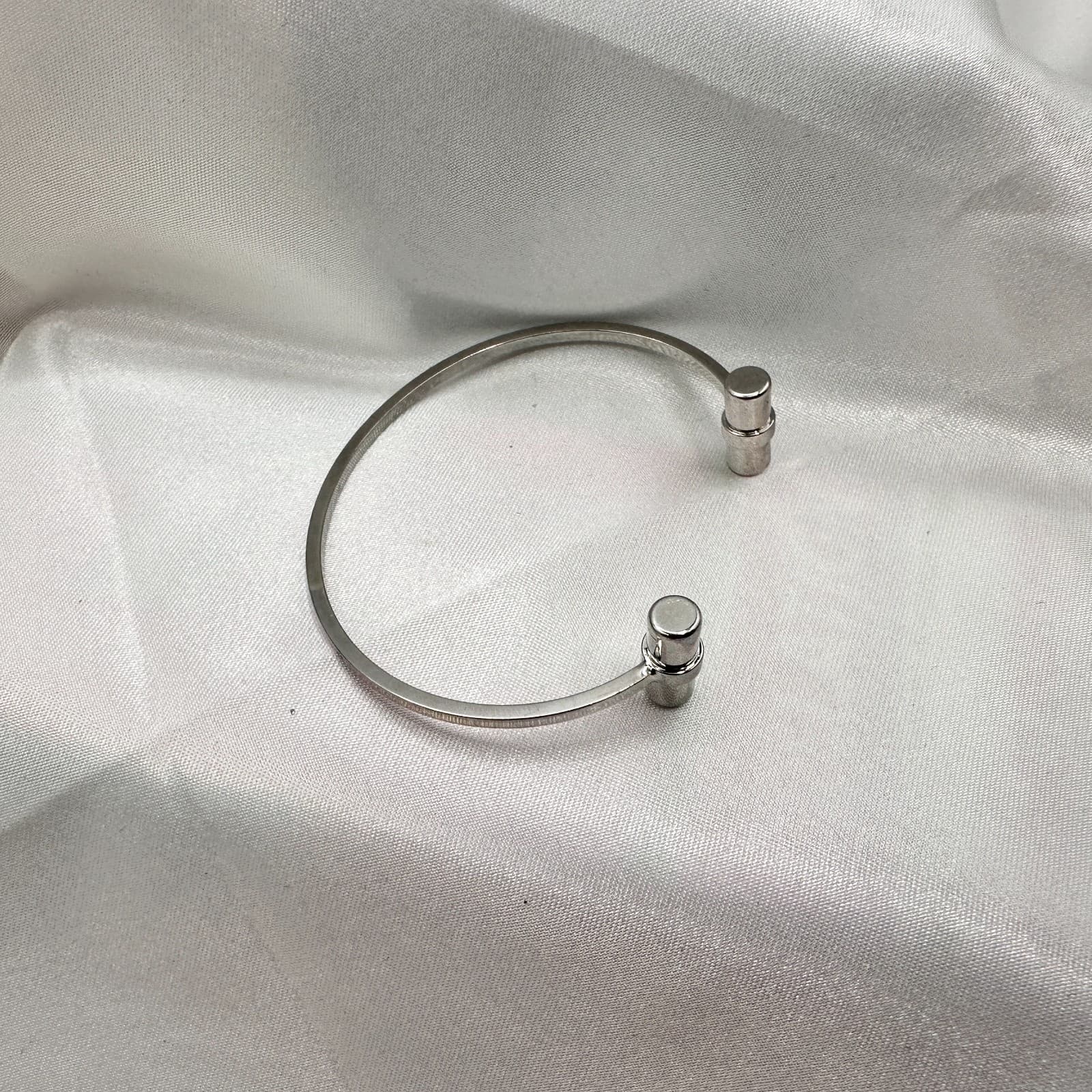 Vintage Y2K Silver Tone Cuff Bracelet Minimalist Women's Classic Jewelry - Thumbnail 2