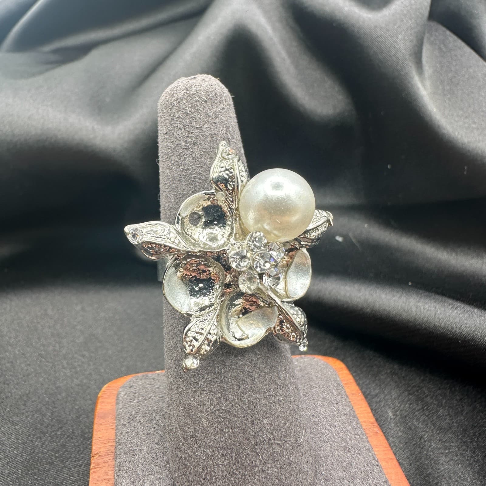 Vintage Y2K Silver Tone Floral Faux Pearl Statement Ring Women's Classic Jewelry - Thumbnail 8