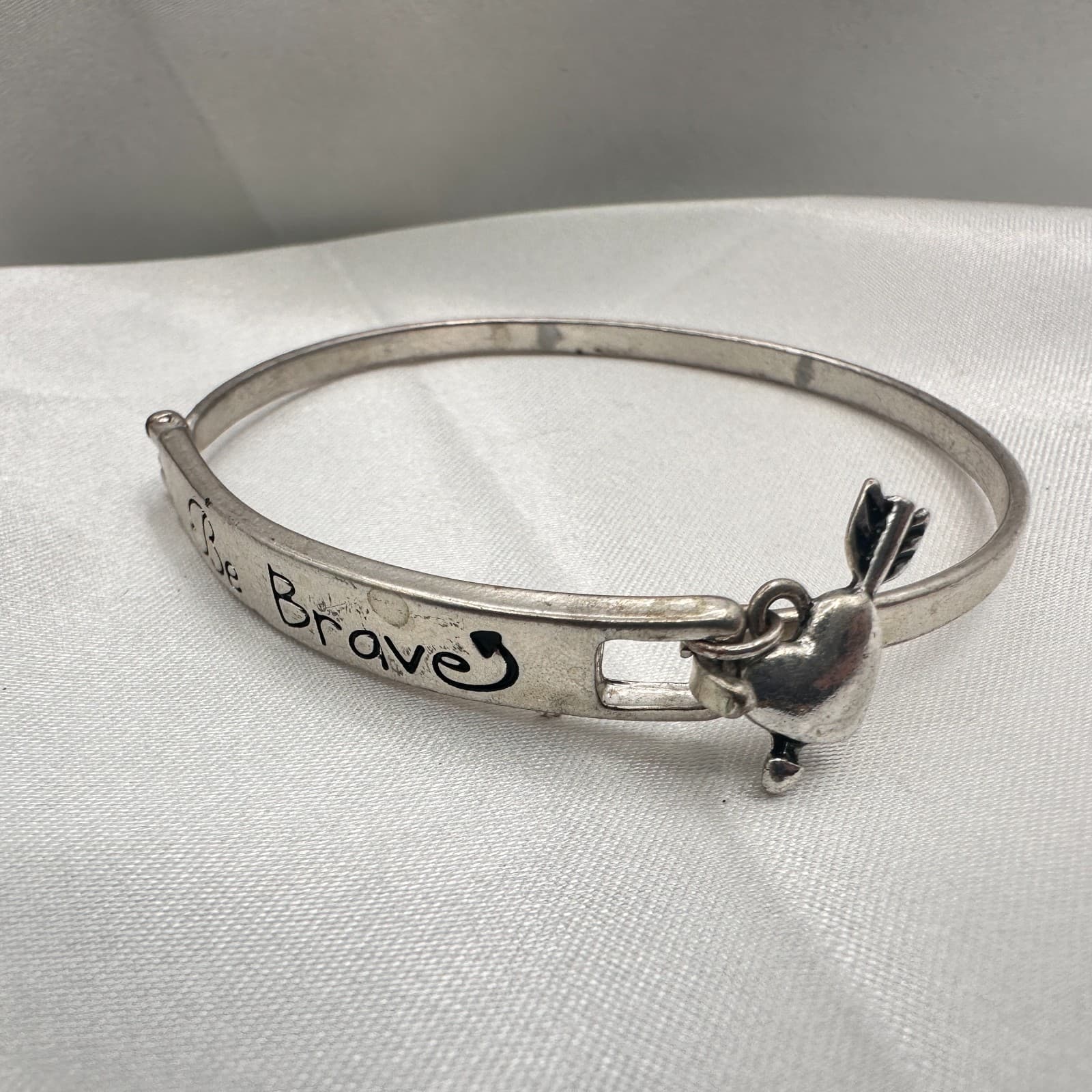 Vintage Y2K Silver Tone Be Brave Heart Arrow Charm Cuff Bracelet Jewelry - Thumbnail 4