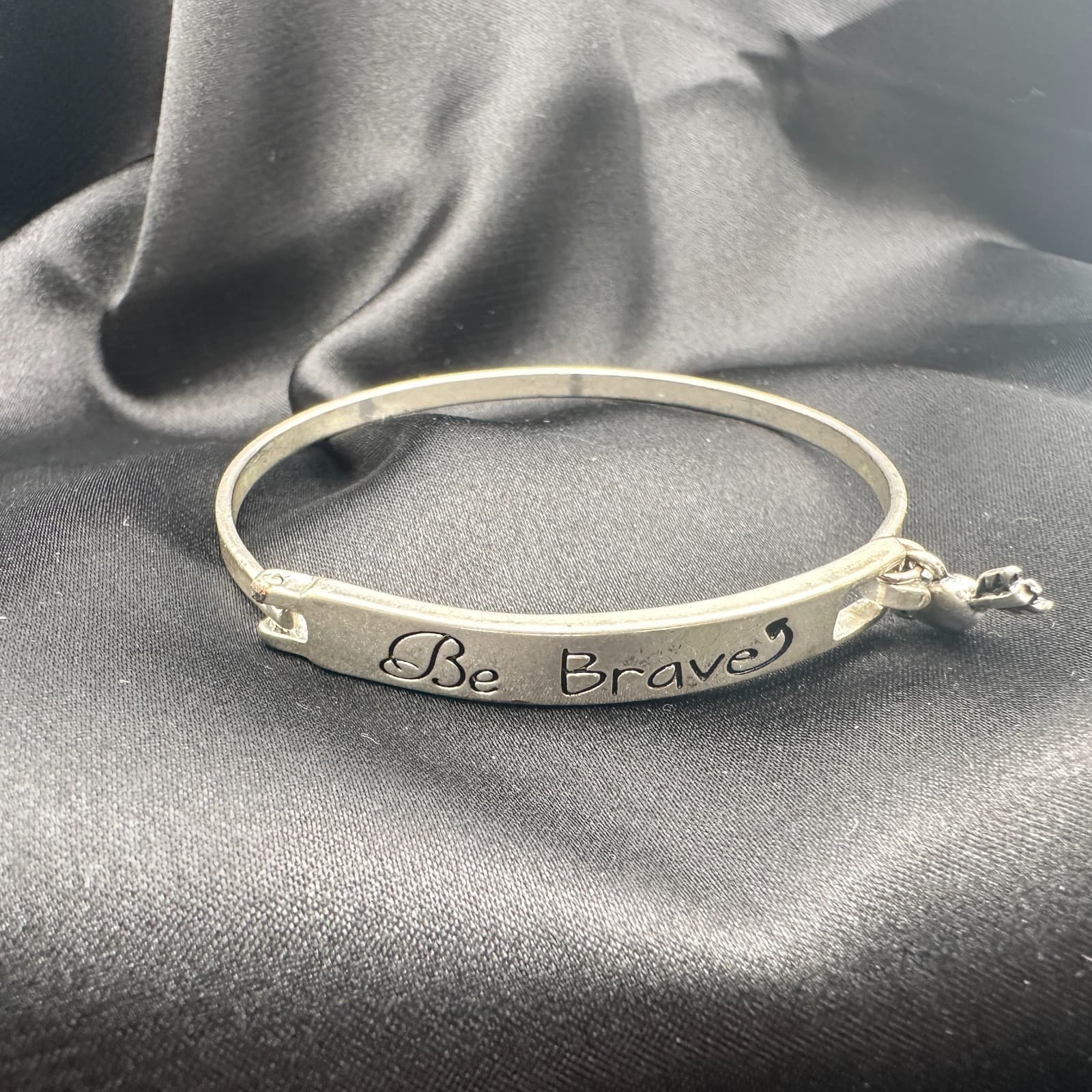 Vintage Y2K Silver Tone Be Brave Heart Arrow Charm Cuff Bracelet Jewelry - Thumbnail 3