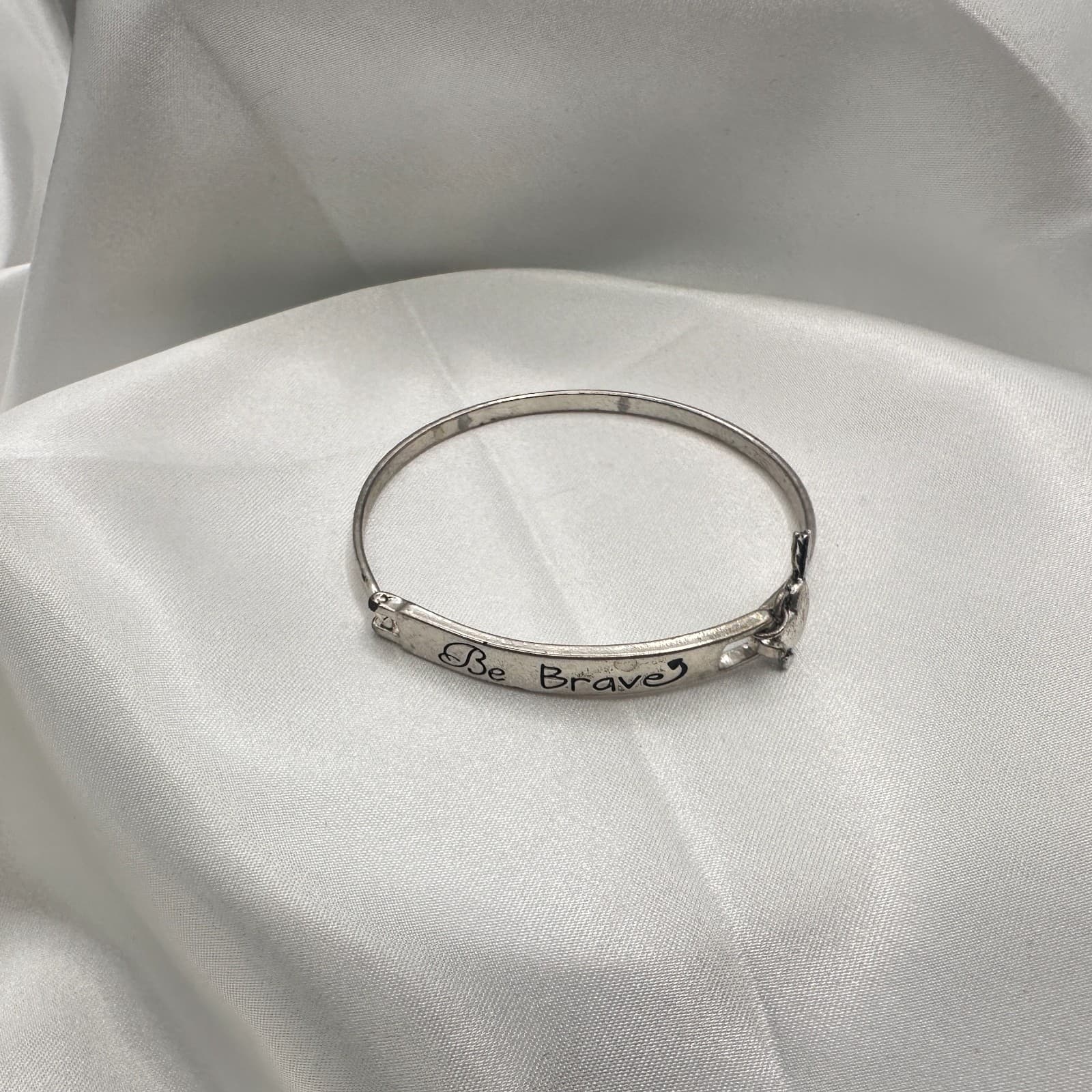 Vintage Y2K Silver Tone Be Brave Heart Arrow Charm Cuff Bracelet Jewelry - Thumbnail 5