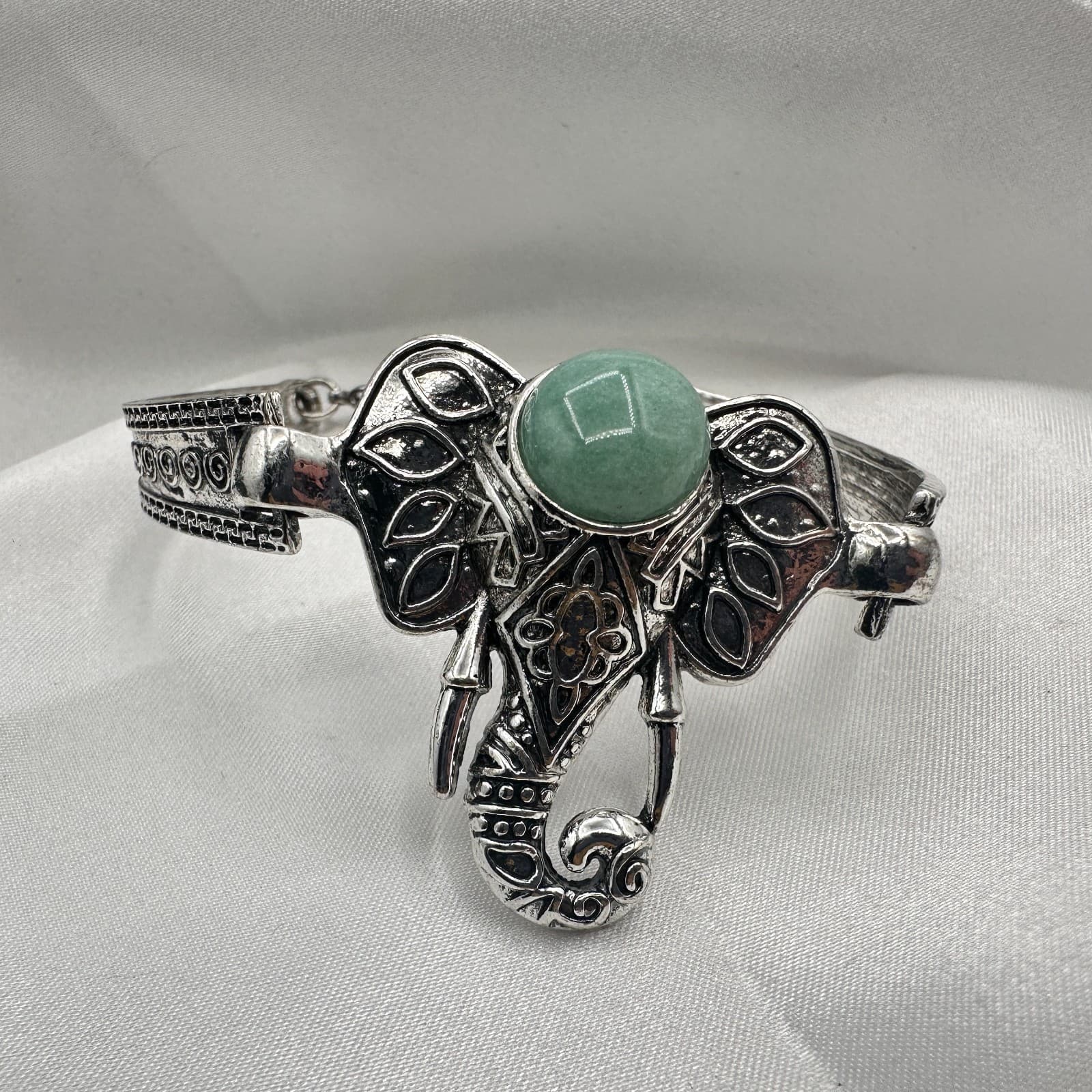 Vintage 90s Silver Tone Green Aventurine Cabochon Elephant Cuff Bracelet Jewelry - Thumbnail 2