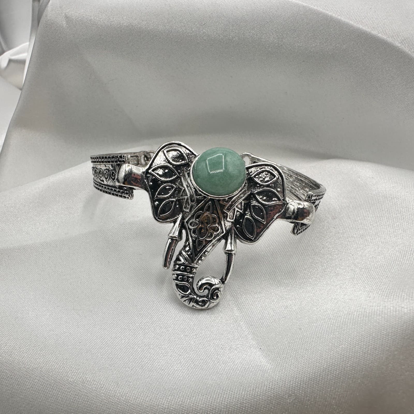 Vintage 90s Silver Tone Green Aventurine Cabochon Elephant Cuff Bracelet Jewelry - Thumbnail 3
