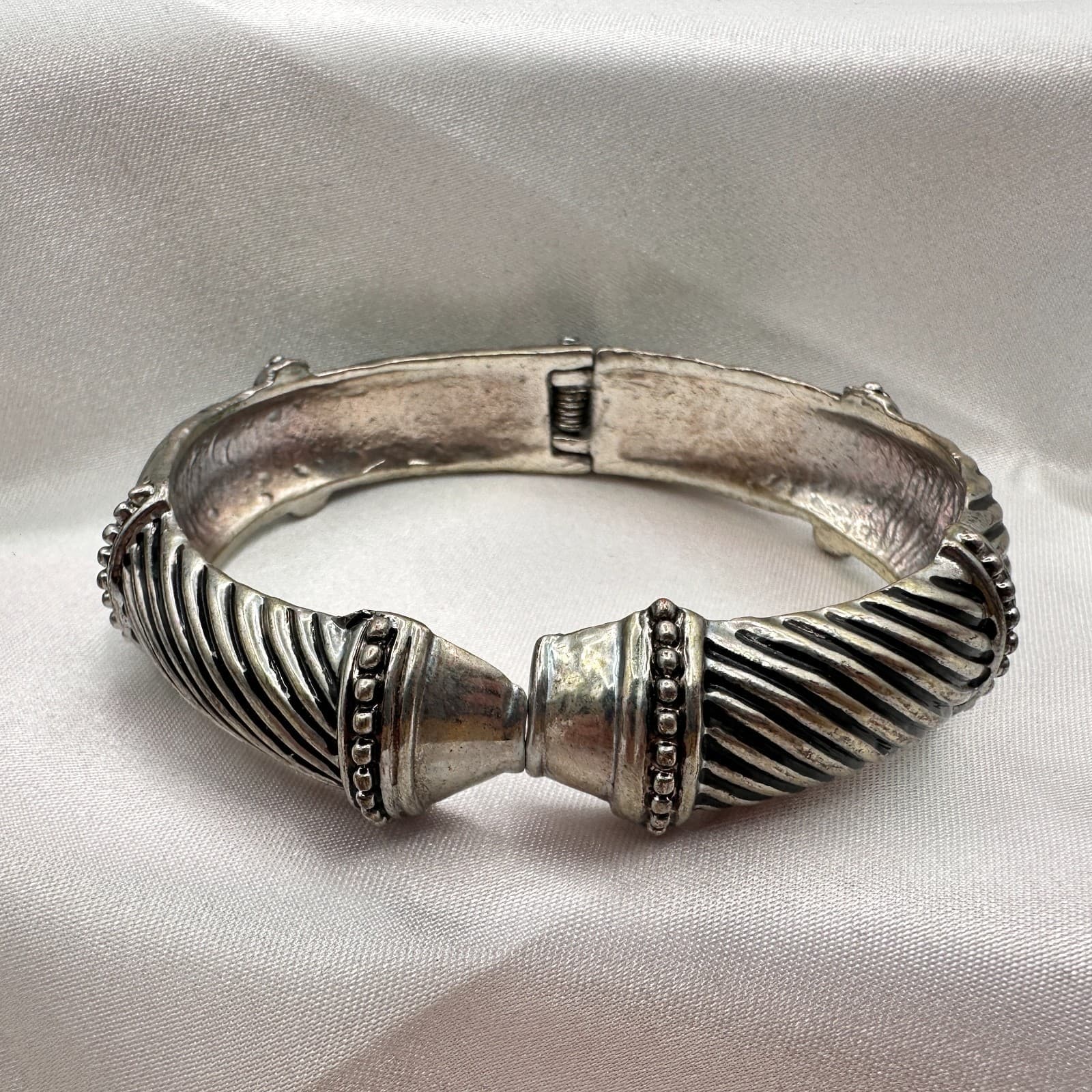 Vintage 90s Silver Tone Twisted Cable Bypass Hinged Bangle Bracelet Jewelry - Image 1