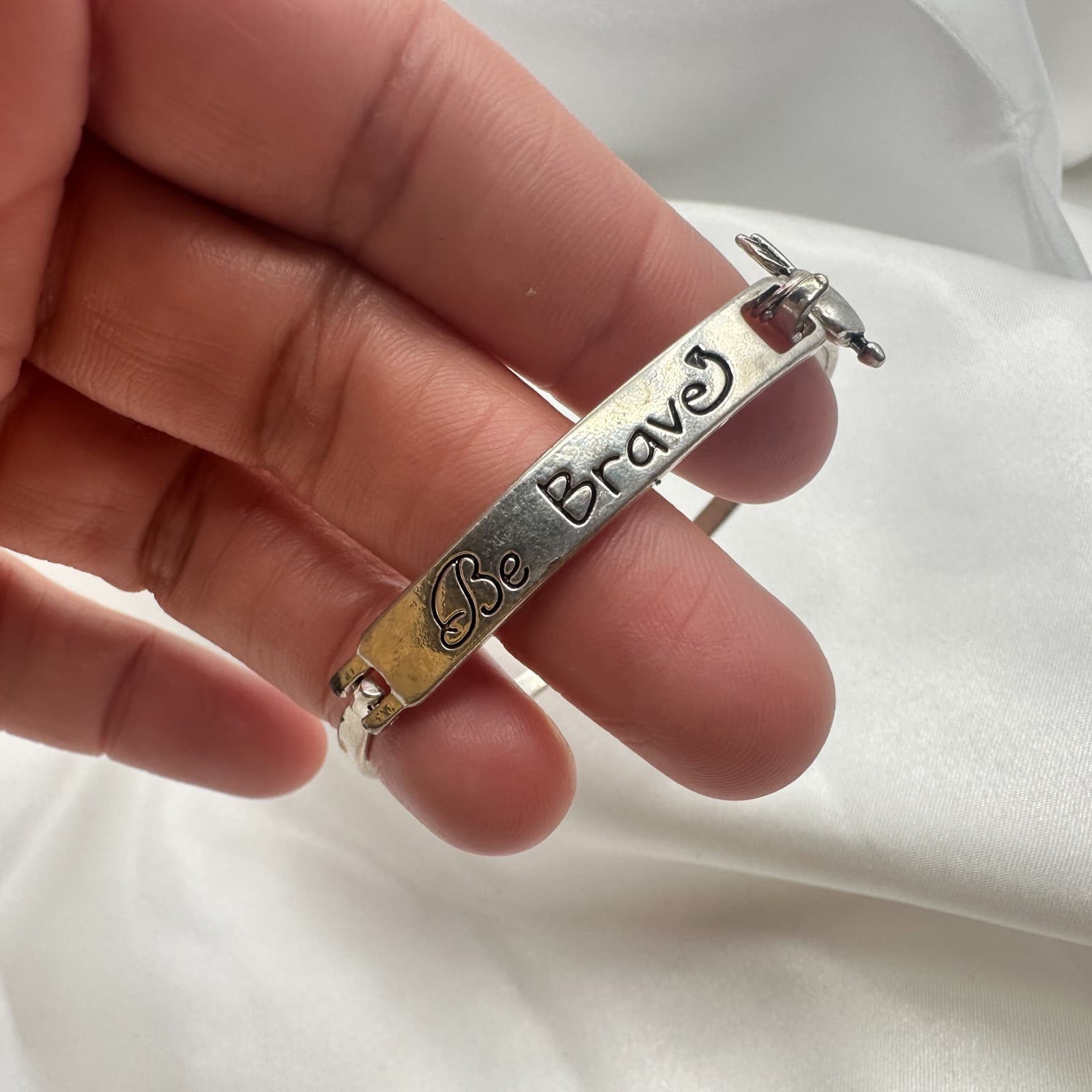 Vintage Y2K Silver Tone Be Brave Heart Arrow Charm Cuff Bracelet Jewelry - Thumbnail 8