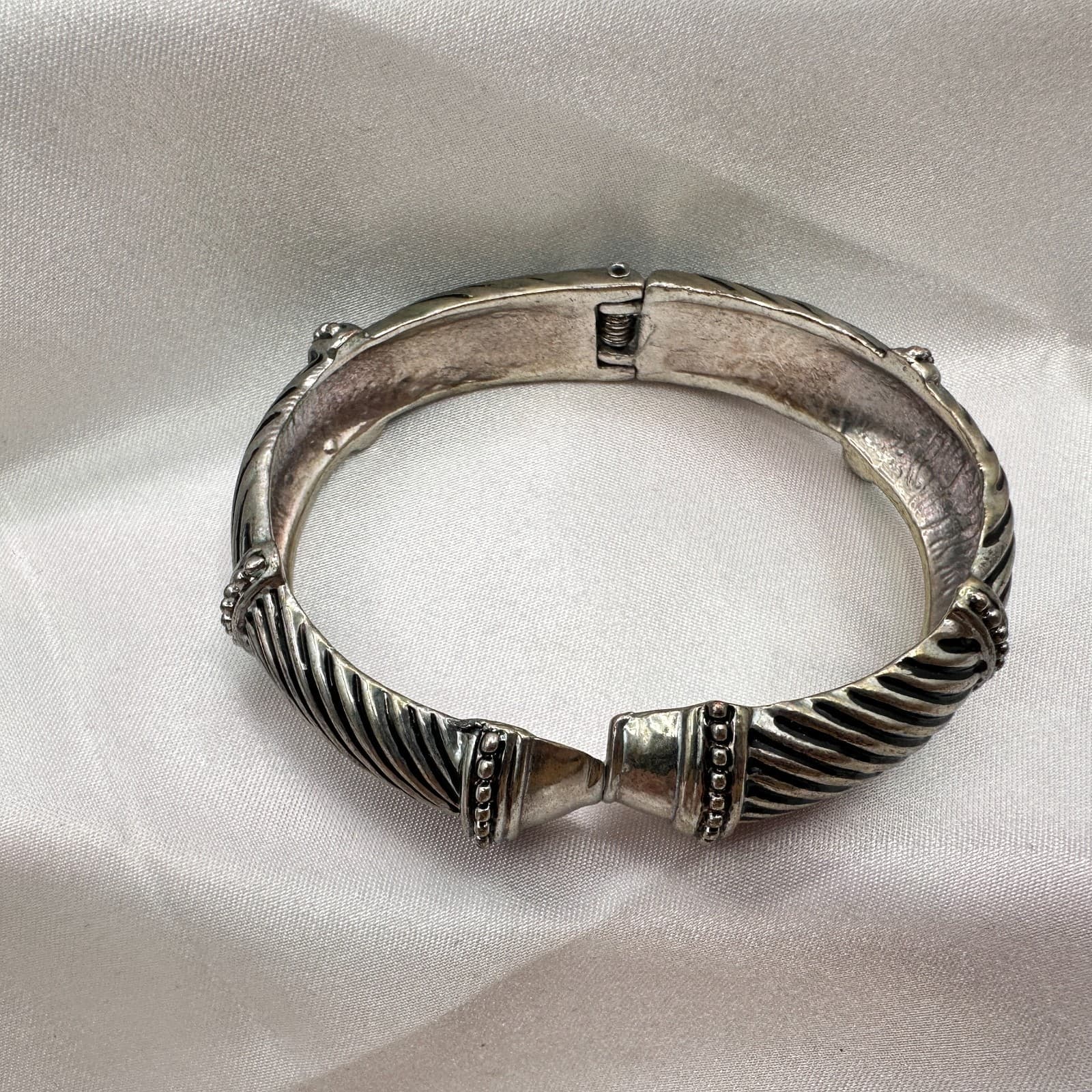 Vintage 90s Silver Tone Twisted Cable Bypass Hinged Bangle Bracelet Jewelry - Thumbnail 2