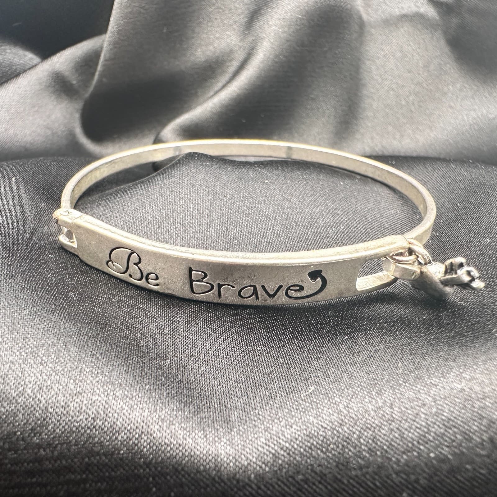 Vintage Y2K Silver Tone Be Brave Heart Arrow Charm Cuff Bracelet Jewelry - Thumbnail 2