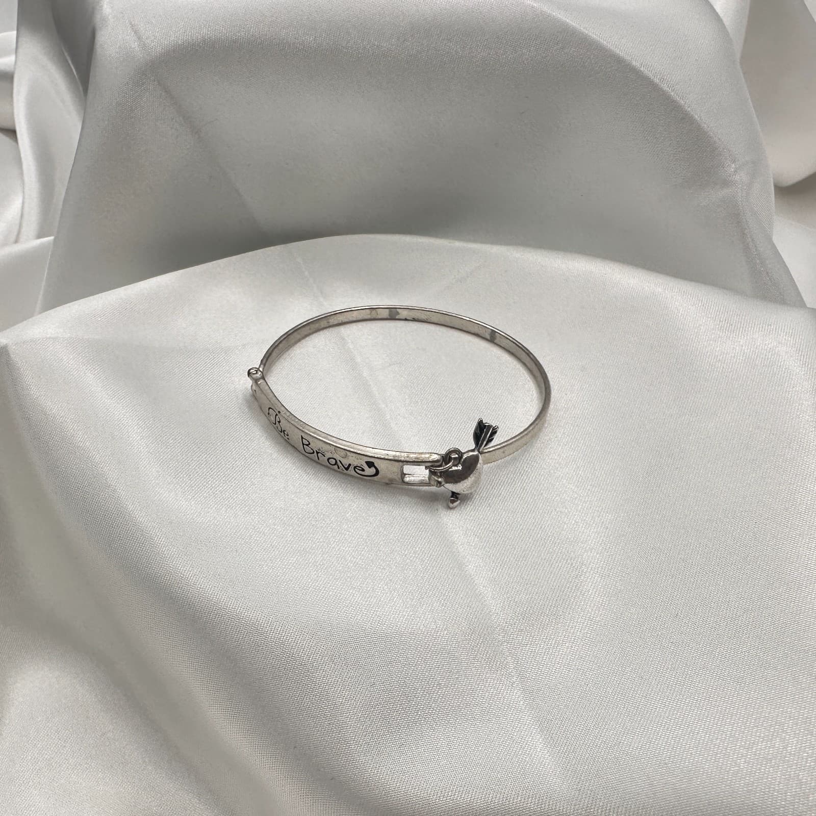 Vintage Y2K Silver Tone Be Brave Heart Arrow Charm Cuff Bracelet Jewelry - Thumbnail 6