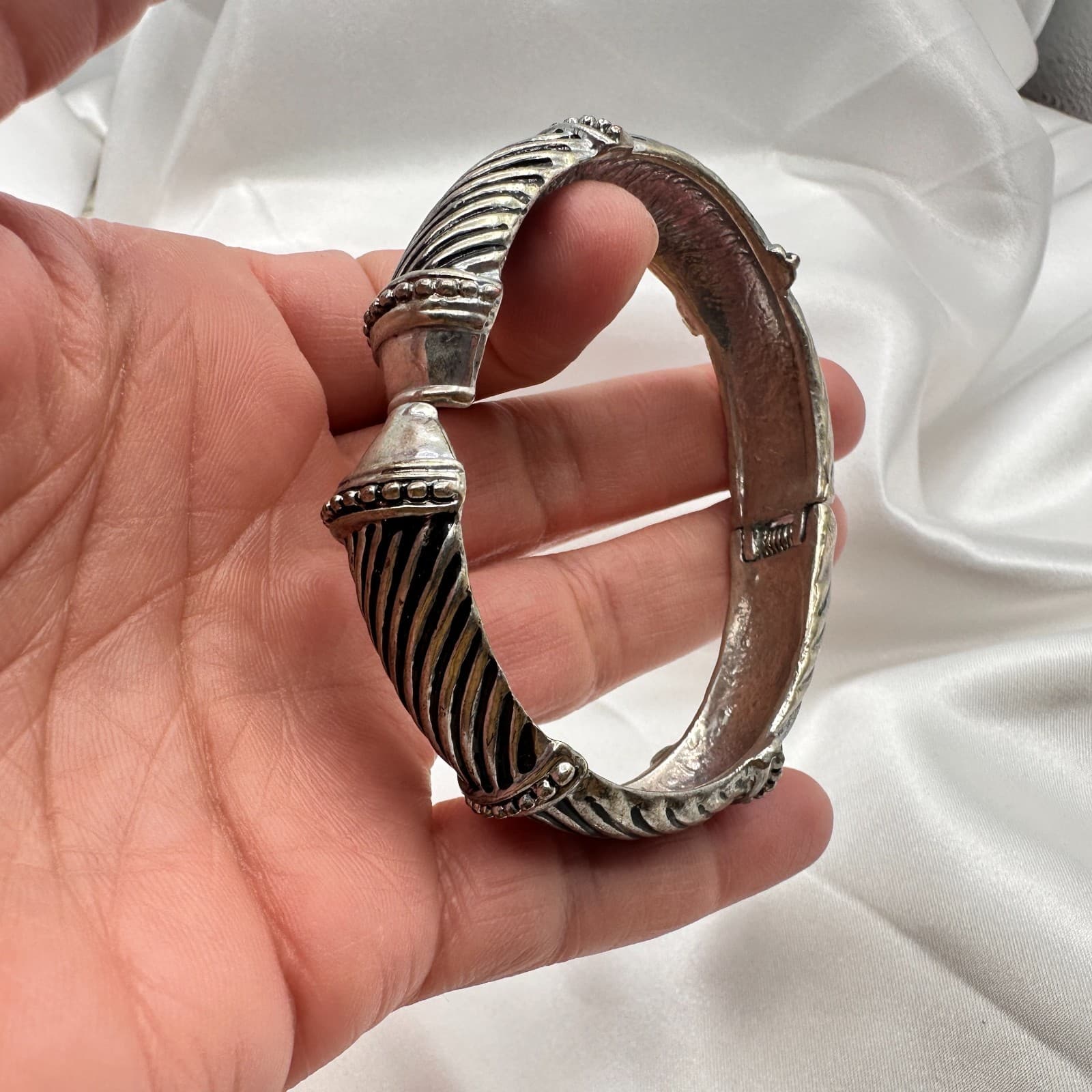 Vintage 90s Silver Tone Twisted Cable Bypass Hinged Bangle Bracelet Jewelry - Thumbnail 9