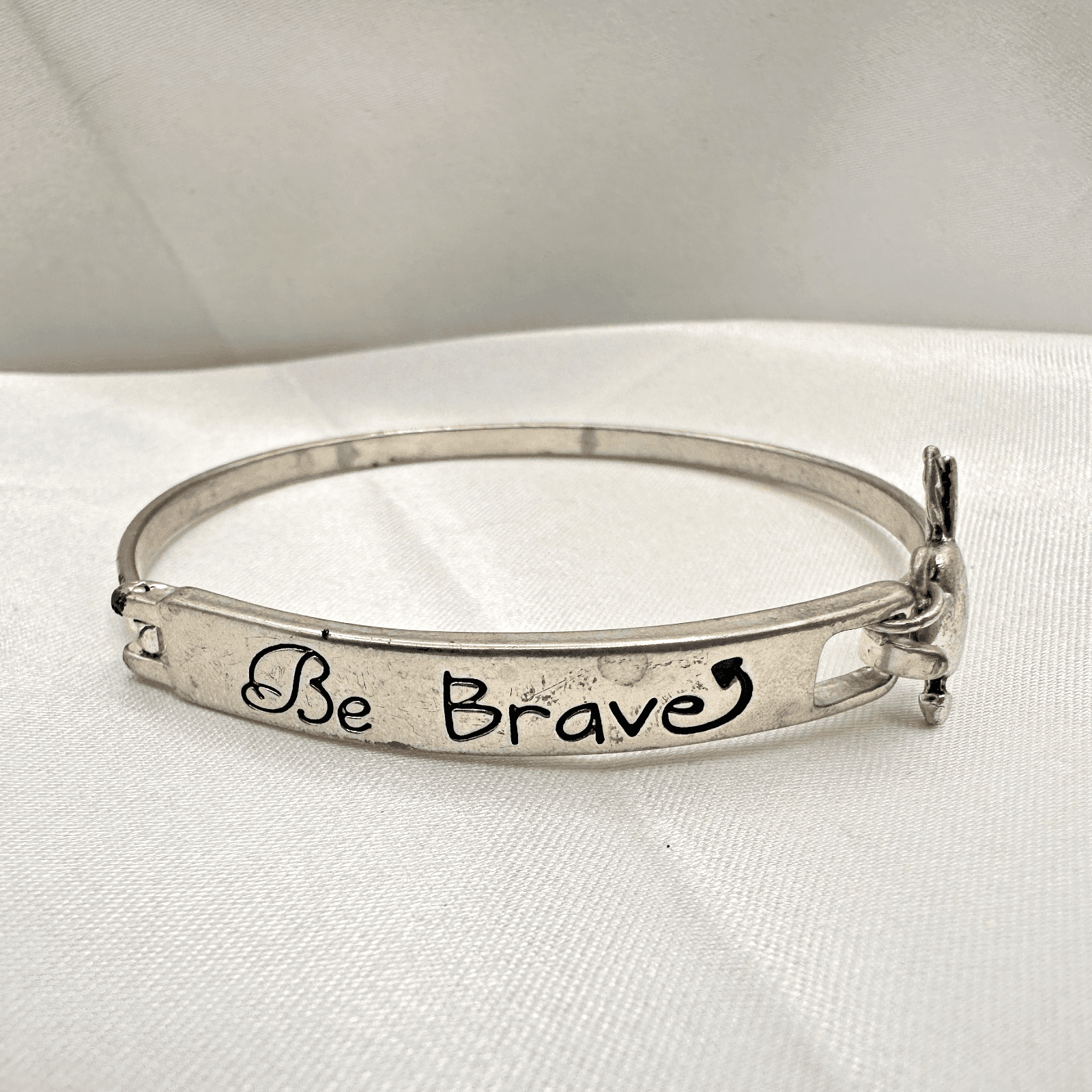 Vintage Y2K Silver Tone Be Brave Heart Arrow Charm Cuff Bracelet Jewelry - Image 1