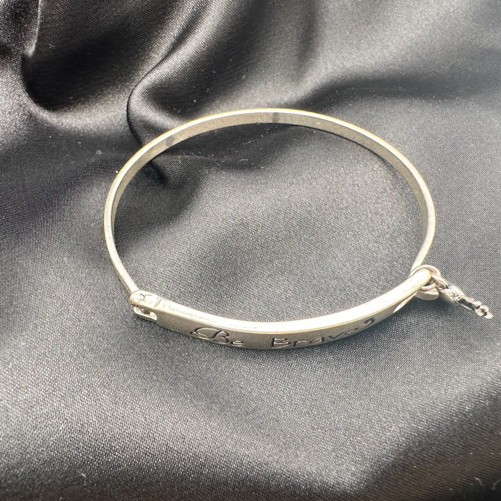 Vintage Y2K Silver Tone Be Brave Heart Arrow Charm Cuff Bracelet Jewelry - Thumbnail 7