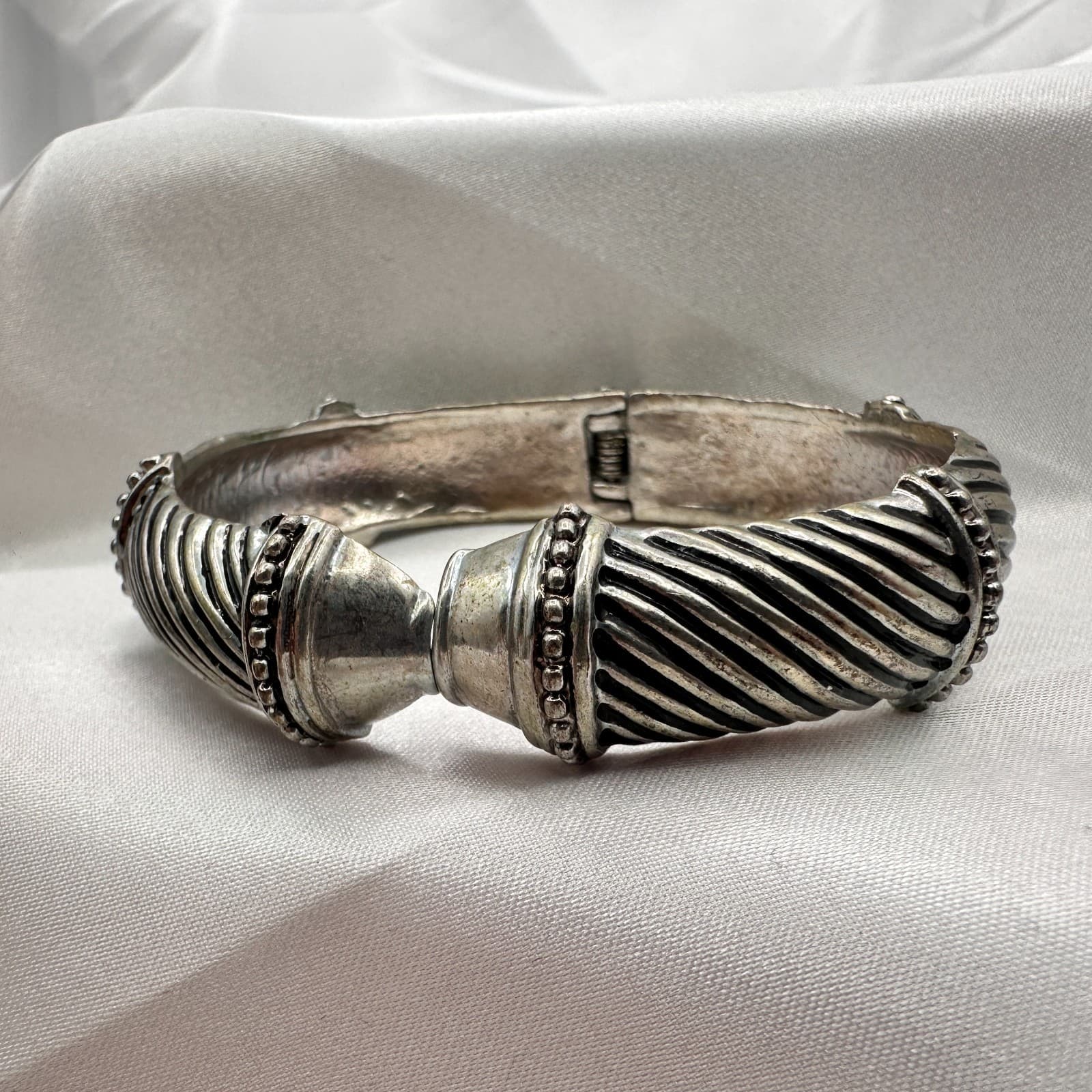 Vintage 90s Silver Tone Twisted Cable Bypass Hinged Bangle Bracelet Jewelry - Thumbnail 3