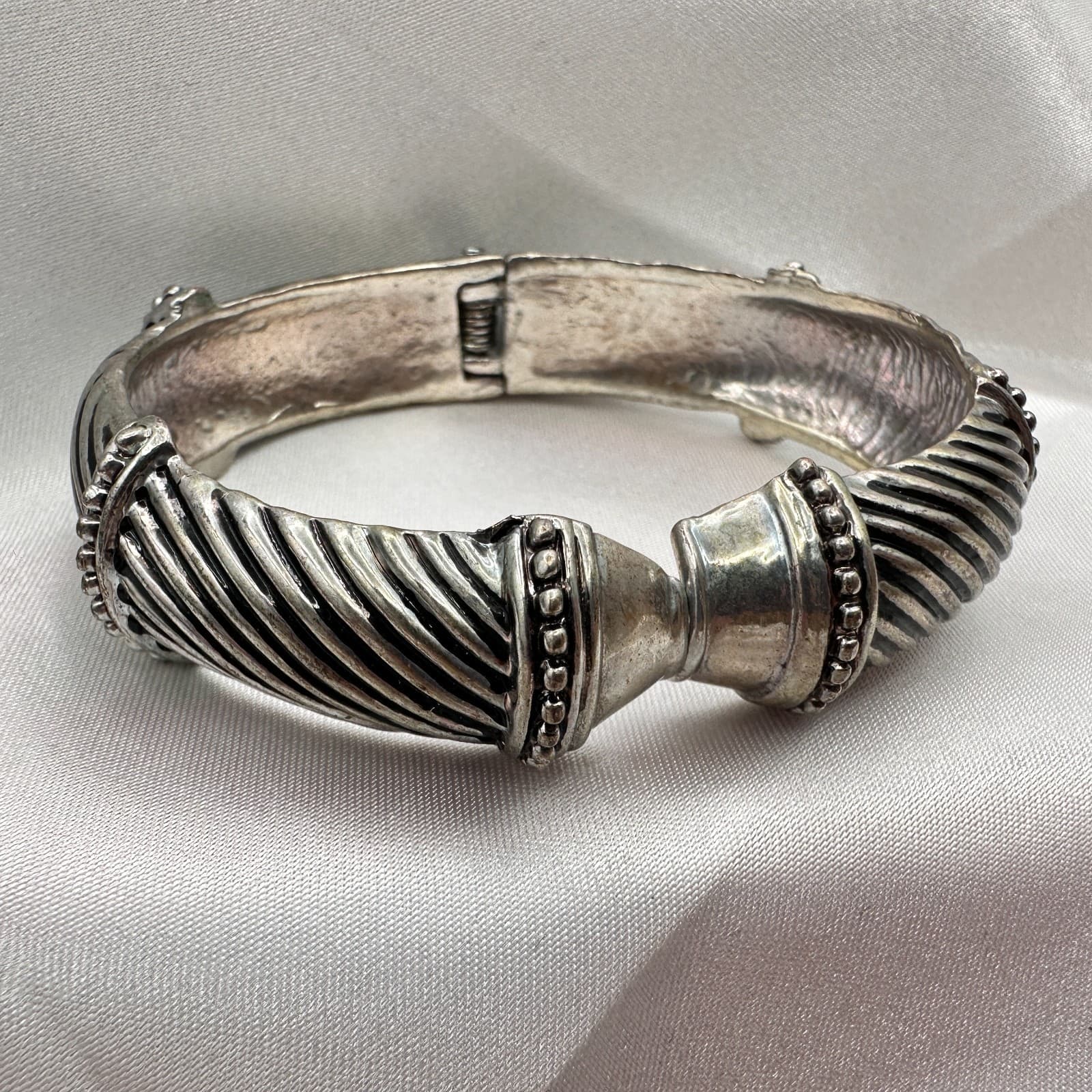 Vintage 90s Silver Tone Twisted Cable Bypass Hinged Bangle Bracelet Jewelry - Thumbnail 4