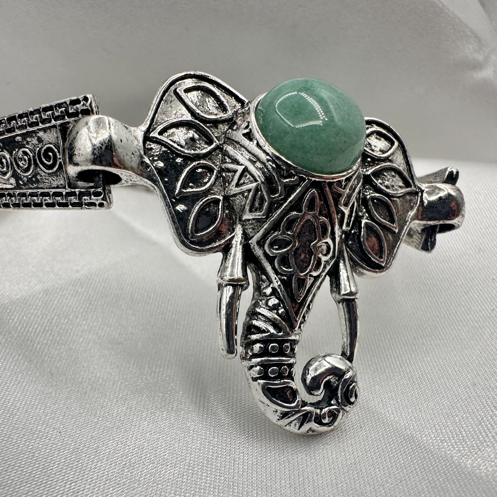 Vintage 90s Silver Tone Green Aventurine Cabochon Elephant Cuff Bracelet Jewelry - Thumbnail 4