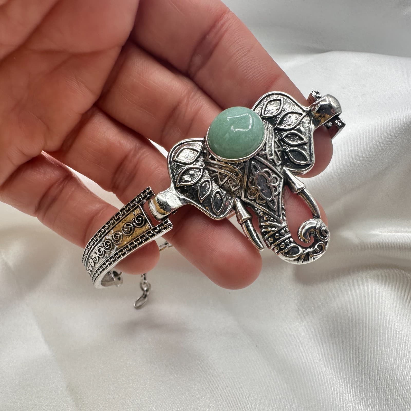 Vintage 90s Silver Tone Green Aventurine Cabochon Elephant Cuff Bracelet Jewelry - Thumbnail 8