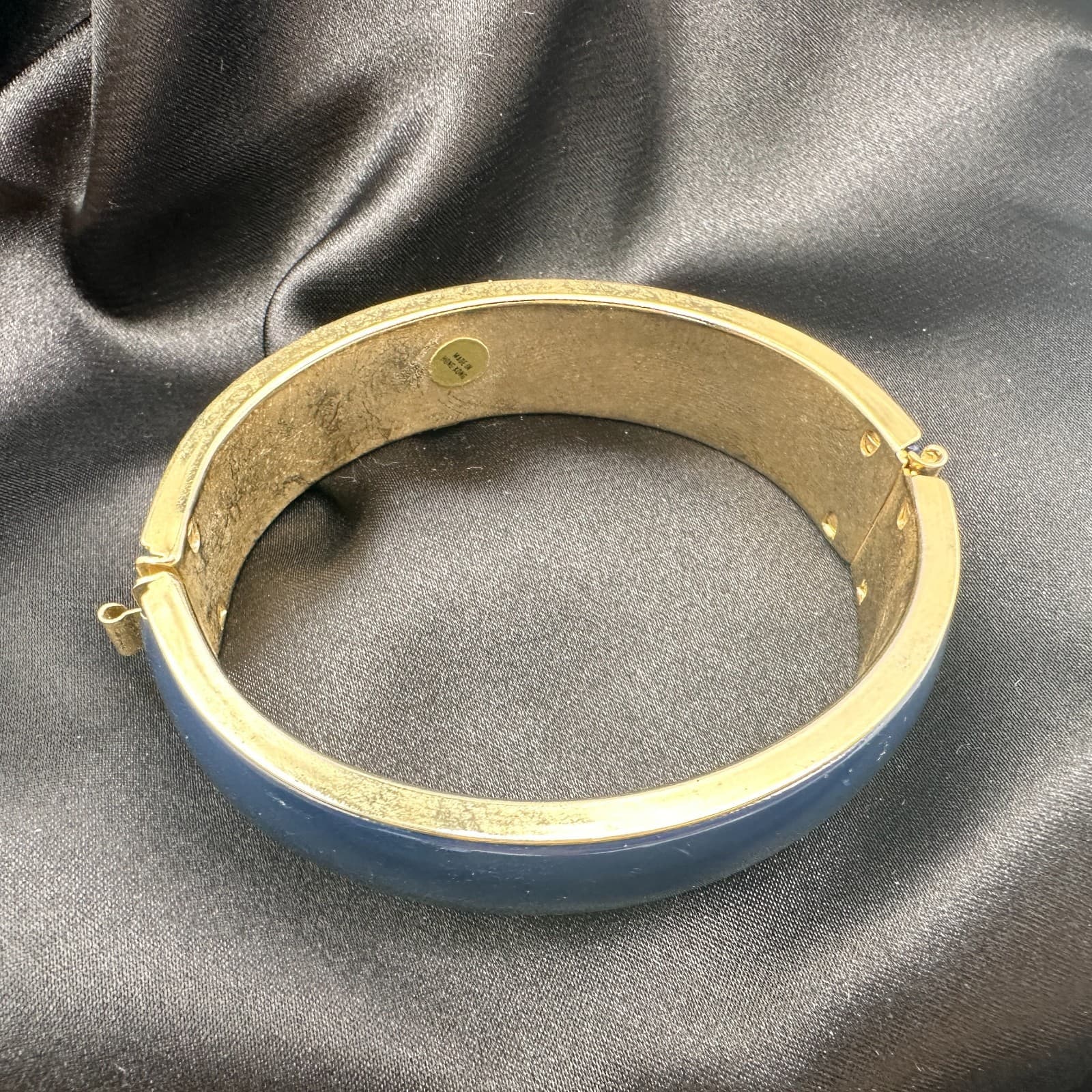 Vintage Y2K Navy Enamel Hinge Clasp Wide Bangle Bracelet Gold Tone Jewelry - Thumbnail 7