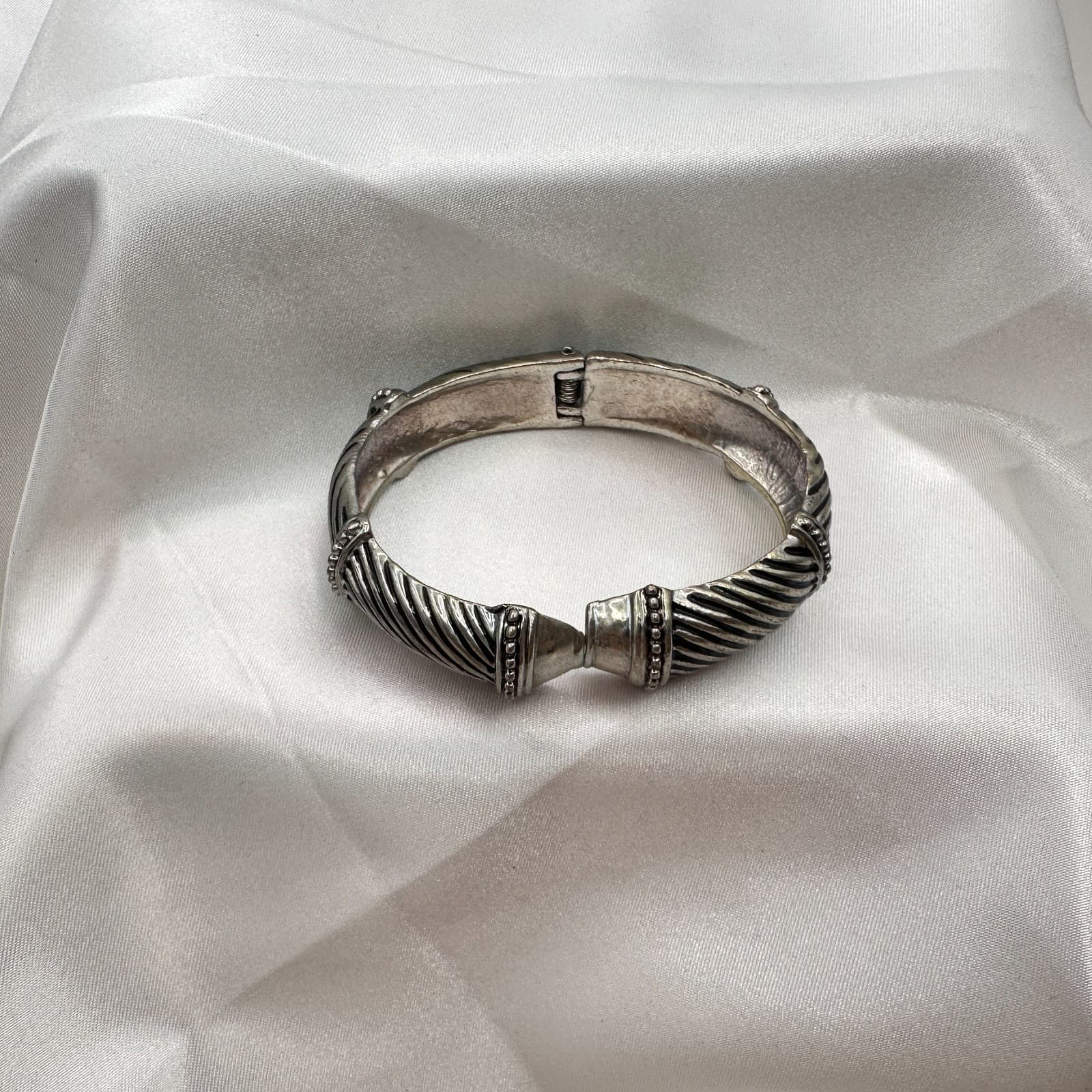 Vintage 90s Silver Tone Twisted Cable Bypass Hinged Bangle Bracelet Jewelry - Thumbnail 5