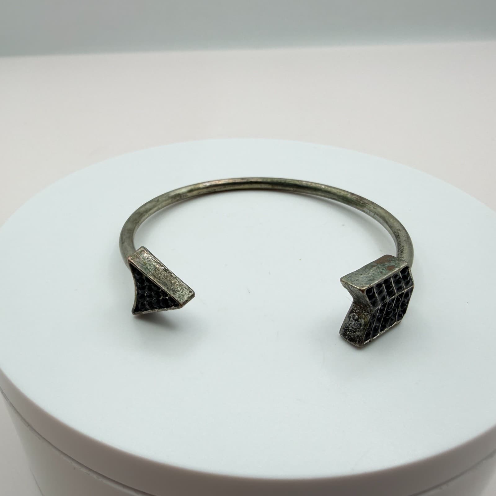 Vintage 90s Arrow Cuff Bracelet Silver Tone Black Glass Boho Statement Jewelry - Thumbnail 2