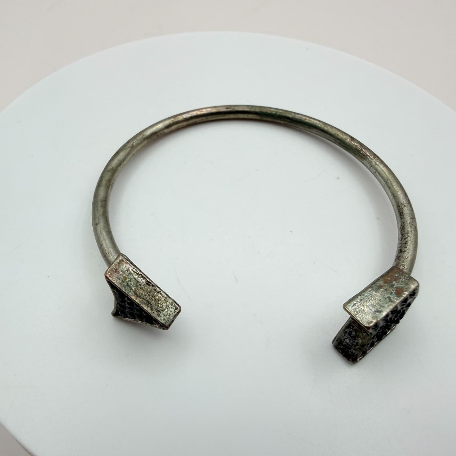 Vintage 90s Arrow Cuff Bracelet Silver Tone Black Glass Boho Statement Jewelry - Thumbnail 3