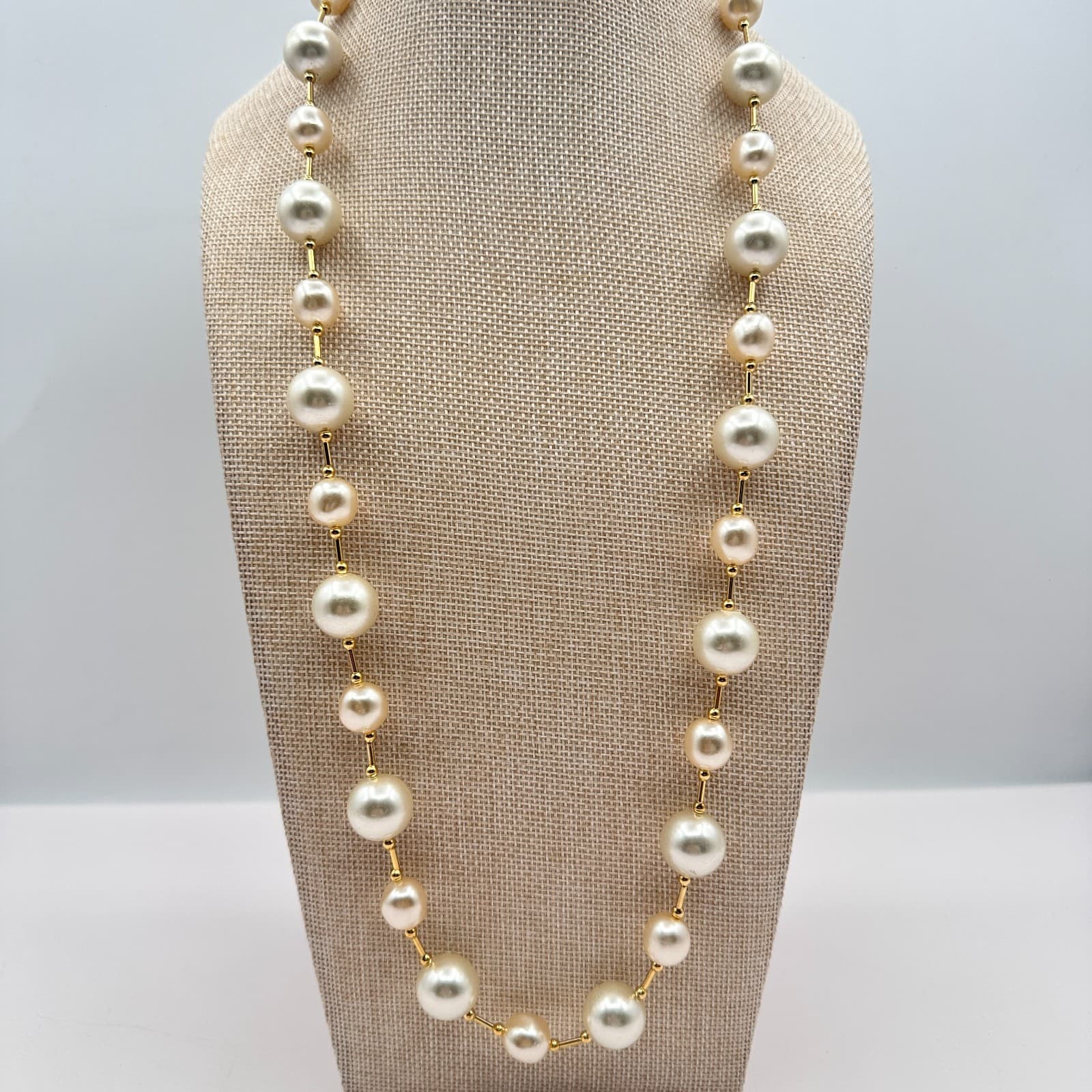 Vintage 80s Cream Faux Pearl Station Necklace Graduated Beads Gold Tone Classic - Thumbnail 2